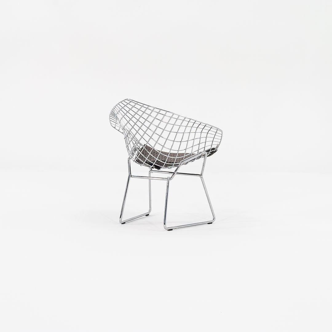 Se trata de un par de sillas Diamond Lounge originales de tamaño infantil, modelo 421LS, diseñadas inicialmente por Harry Bertoia para Knoll en 1952. El precio indicado incluye el par. La construcción de la silla consiste en varillas de acero