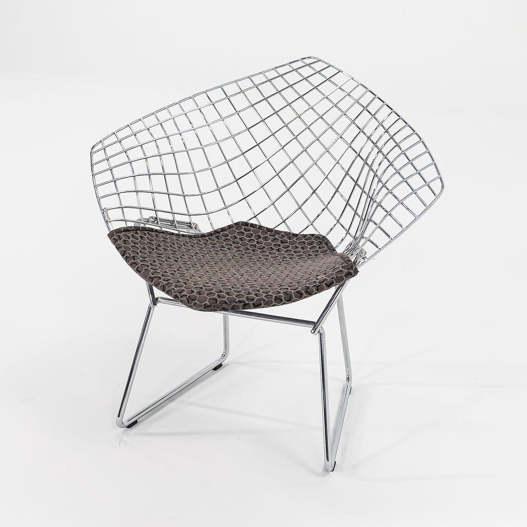 Pareja de tumbonas Harry Bertoia Diamond tamaño infantil c/colchonetas de asiento de los años 2000 Estadounidense en venta