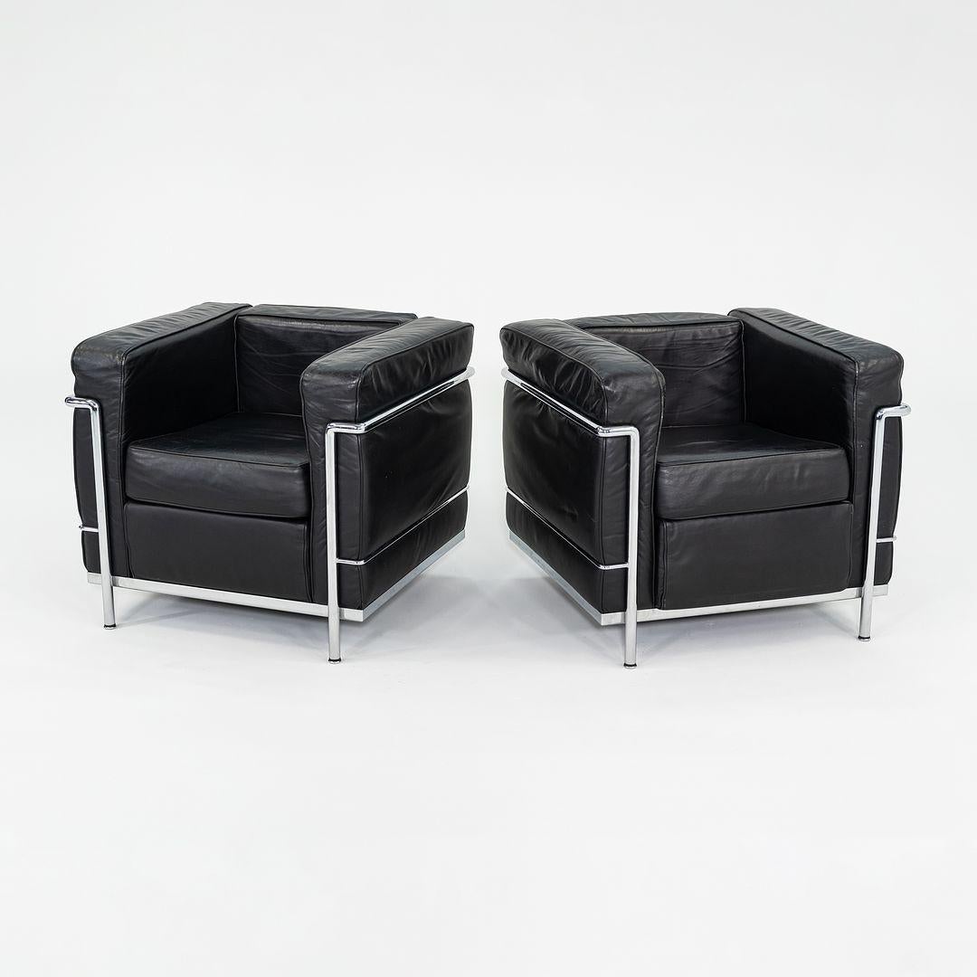 Il s'agit d'une paire de chaises longues LC2 Petit Modele originales, initialement conçues en 1928 par Le Corbusier et ses collaborateurs, Pierre Jeanneret et Charlotte Perriand. Le prix indiqué comprend la paire de chaises telle qu'illustrée. La
