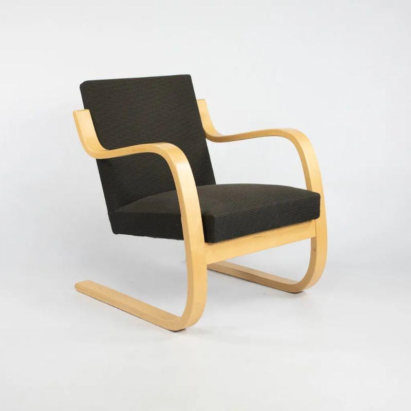 This is a pair of model 402 lounge ‘Ateljé’ chairs, designed by Aino and Alvar Aalto for Artek in 1933. This particular pair was born in the mid 2000s. These classic cantilever lounge chairs are formed of steam-bent Birch wood, and retain their