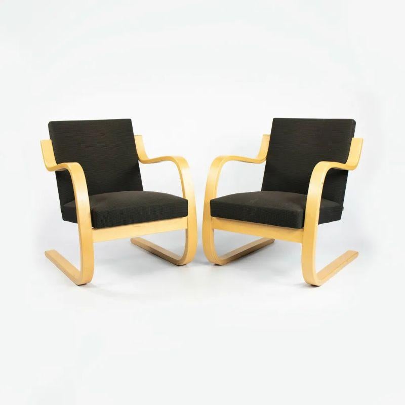 Ein Paar Loungesessel Modell 402 von Aino & Alvar Aalto für Artek, 2000er Jahre (21. Jahrhundert und zeitgenössisch) im Angebot
