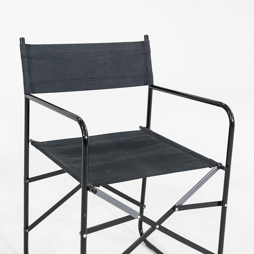 Il s'agit d'une paire de chaises de réalisateur pliantes modernes. Le designer et le fabricant sont inconnus, mais ces pièces datent des années 2000. Ils sont constitués d'un cadre métallique et d'un siège en toile. 

Le prix indiqué comprend les