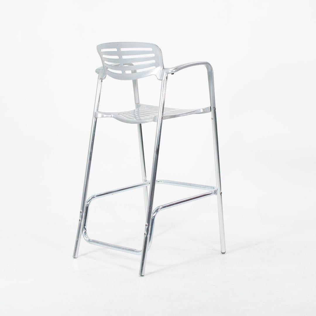 Si tratta di una coppia di sgabelli da bar 'ÄòToledo'Äô, originariamente progettati da Pepe Cortes per Amat-3 nel 1988. Questi esempi sono una produzione successiva distribuita da Knoll negli anni 2000. Il design è caratterizzato da un corpo in