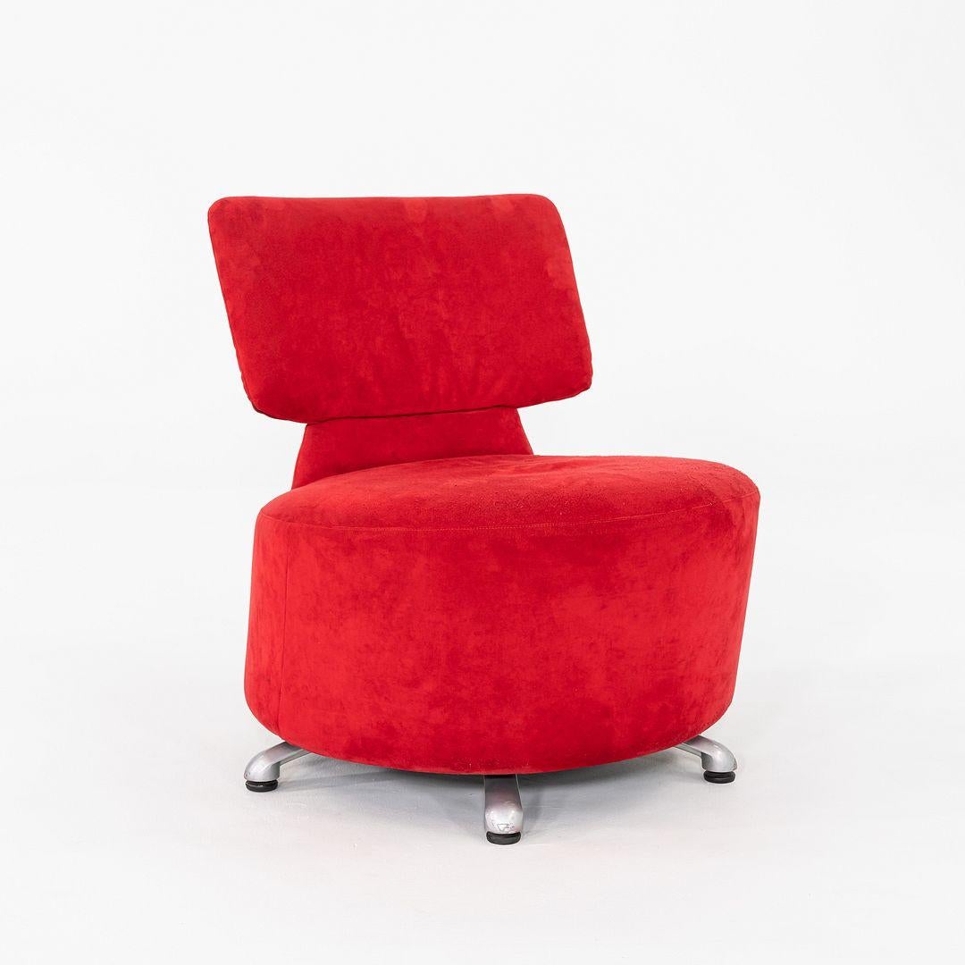 Dies ist ein Paar AKI Lounge Chairs, entworfen von Toshiyuki Kita für Cassina im Jahr 2004. Dieses Paar stammt aus den frühen 2000er Jahren. Das Design ist mit rotem Veloursleder gepolstert und hat Füße aus Stahlguss. 
 
 Jeder Stuhl ist 24 Zoll
