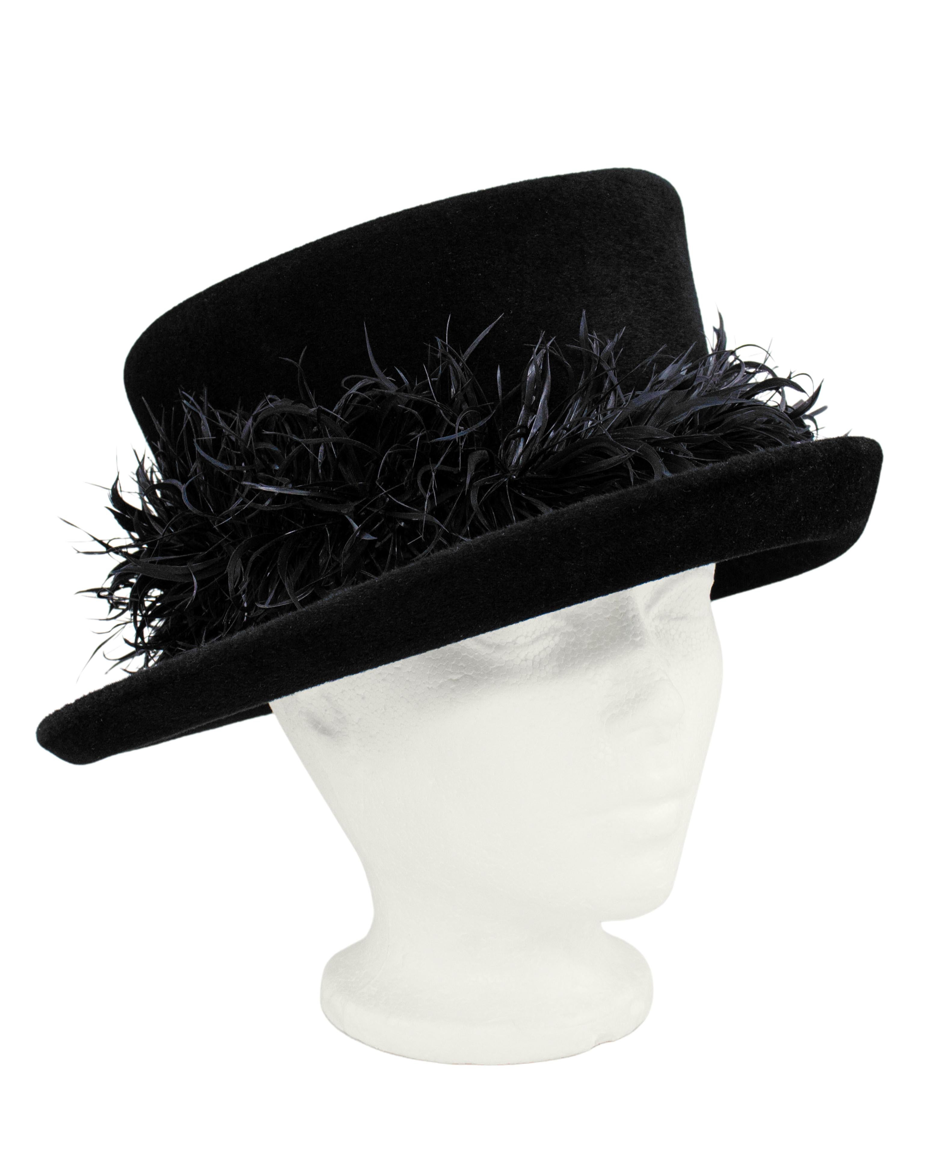 Nero Cappello asimmetrico in feltro nero con piume di Philip Treacy London del 2000 in vendita