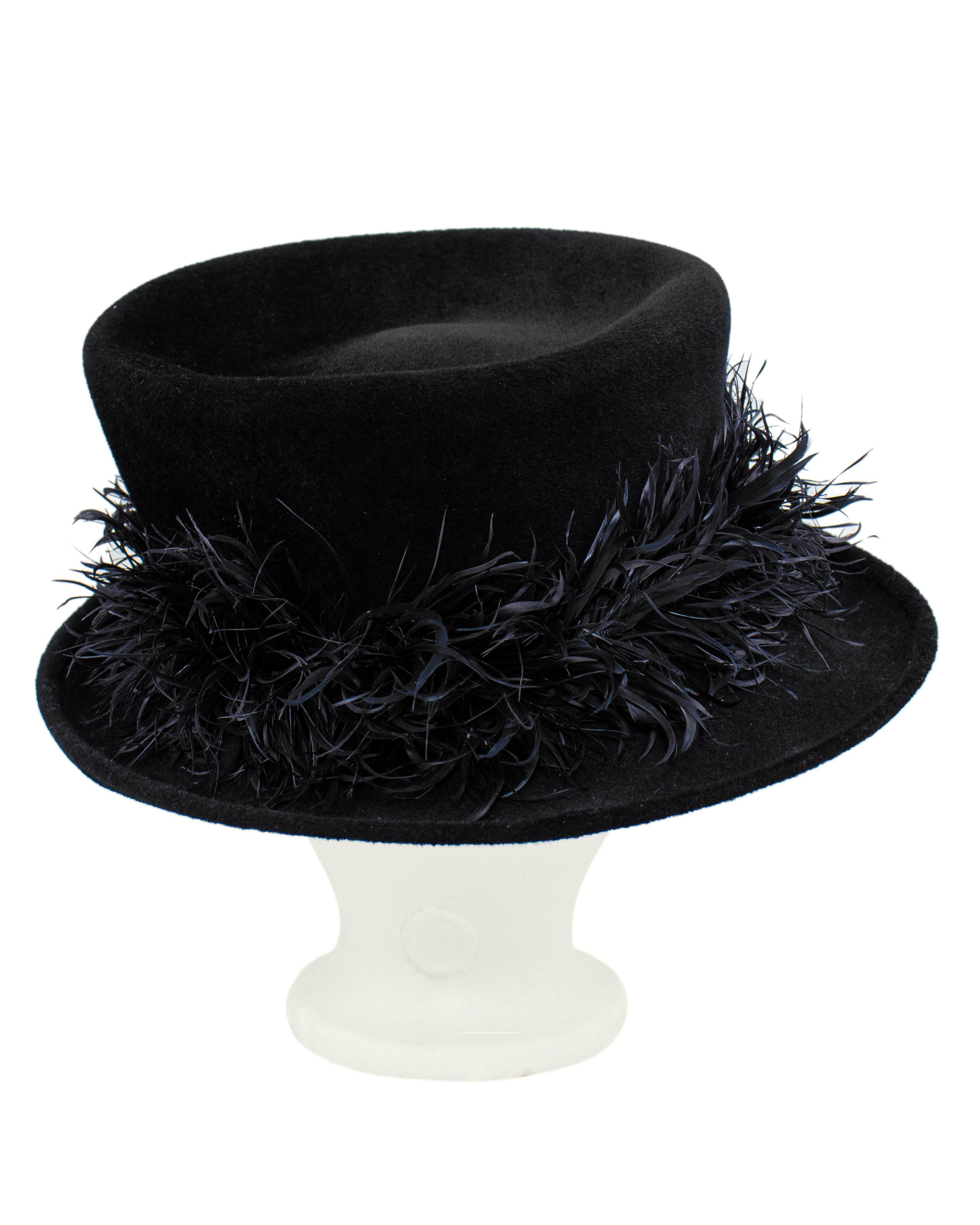 Cappello asimmetrico in feltro nero con piume di Philip Treacy London del 2000 In condizioni buone in vendita a Toronto, Ontario