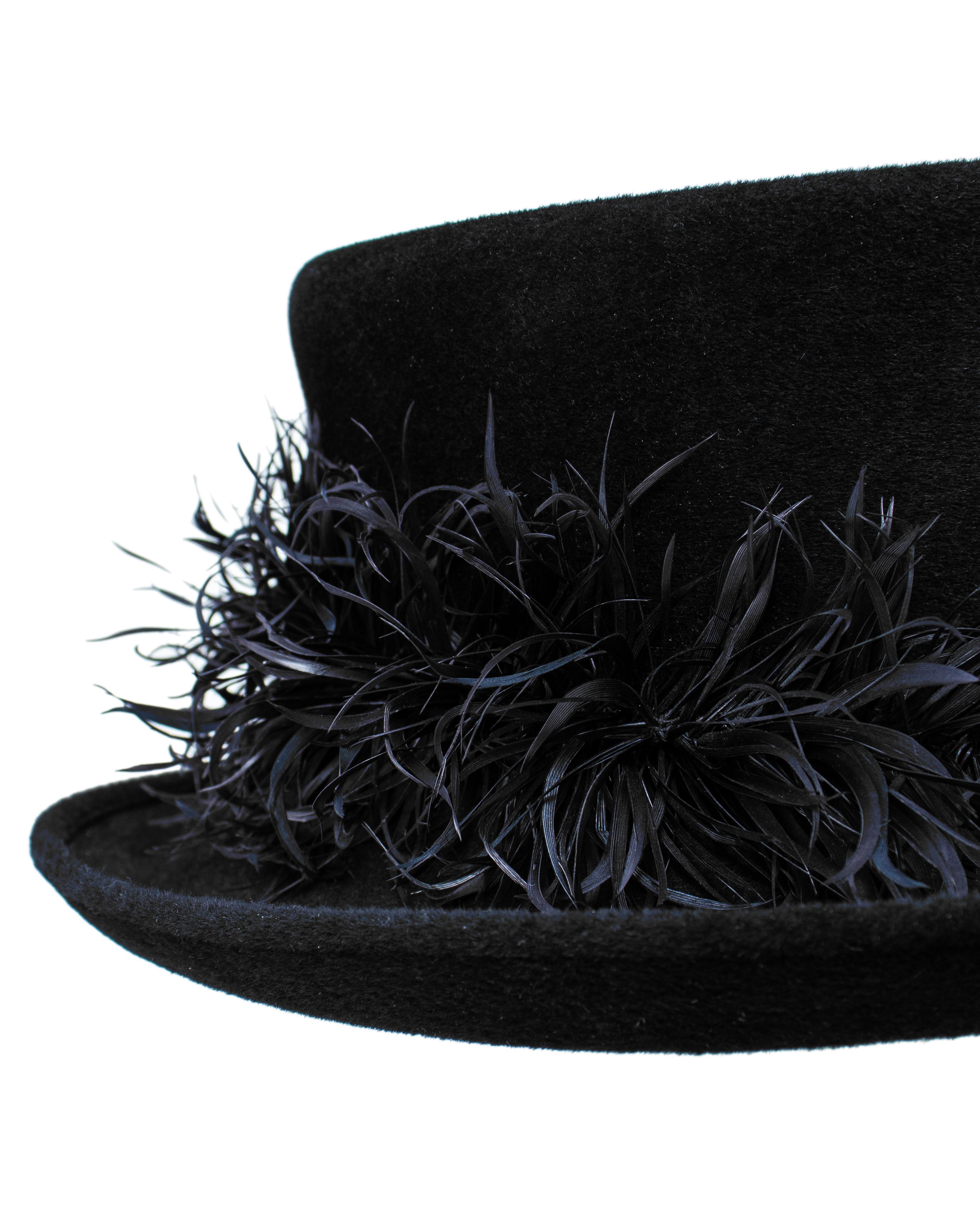 da uomo o donna Cappello asimmetrico in feltro nero con piume di Philip Treacy London del 2000 in vendita