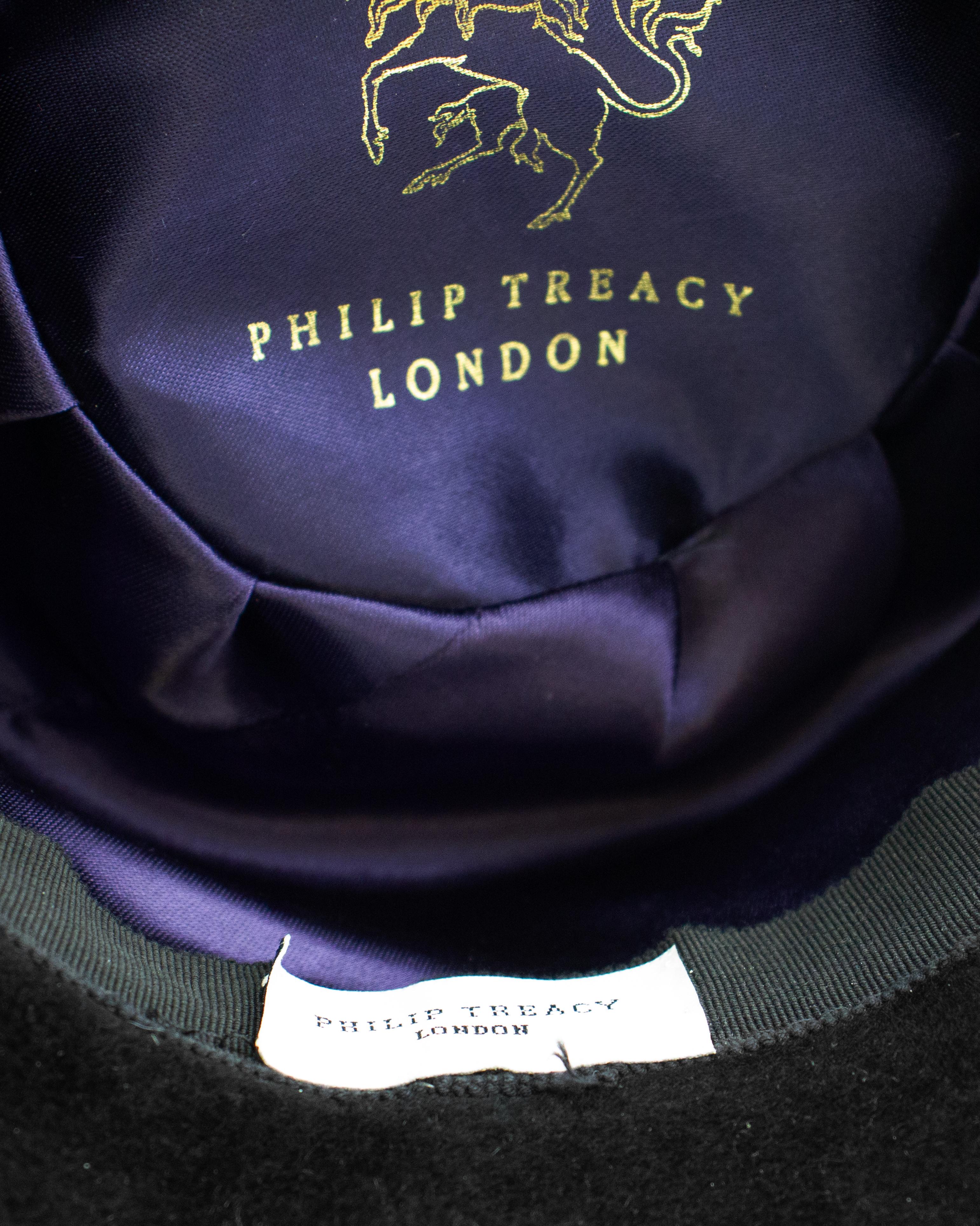 Cappello asimmetrico in feltro nero con piume di Philip Treacy London del 2000 in vendita 1