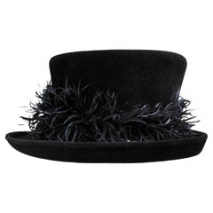 2000 Philip Treacy London Sombrero negro asimétrico de fieltro con plumas