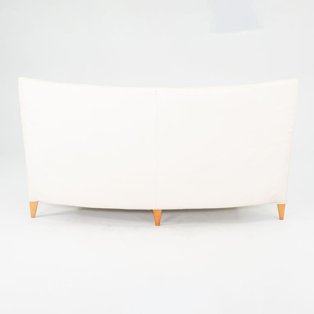 Éste es un sofá Royalton, diseñado originalmente por Philippe Starck en 1988. Estas piezas en concreto fueron fabricadas por Driade en Italia en la década de 2000. El sofá tiene patas delanteras curvadas de aluminio fundido pulido, y patas de haya