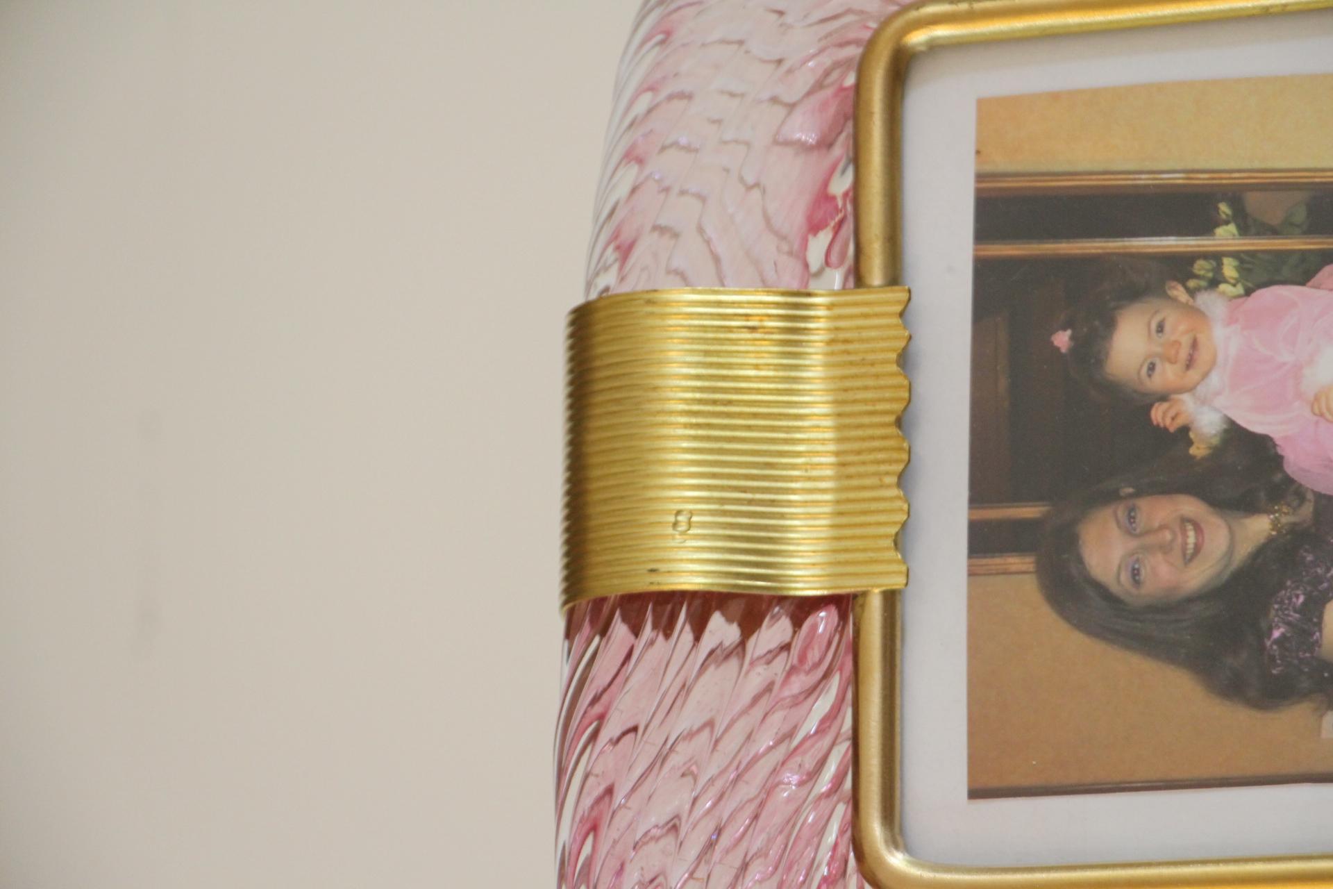 Laiton Cadre photo torsadé rose des années 2000 en verre de Murano et laiton de Barovier e Toso en vente