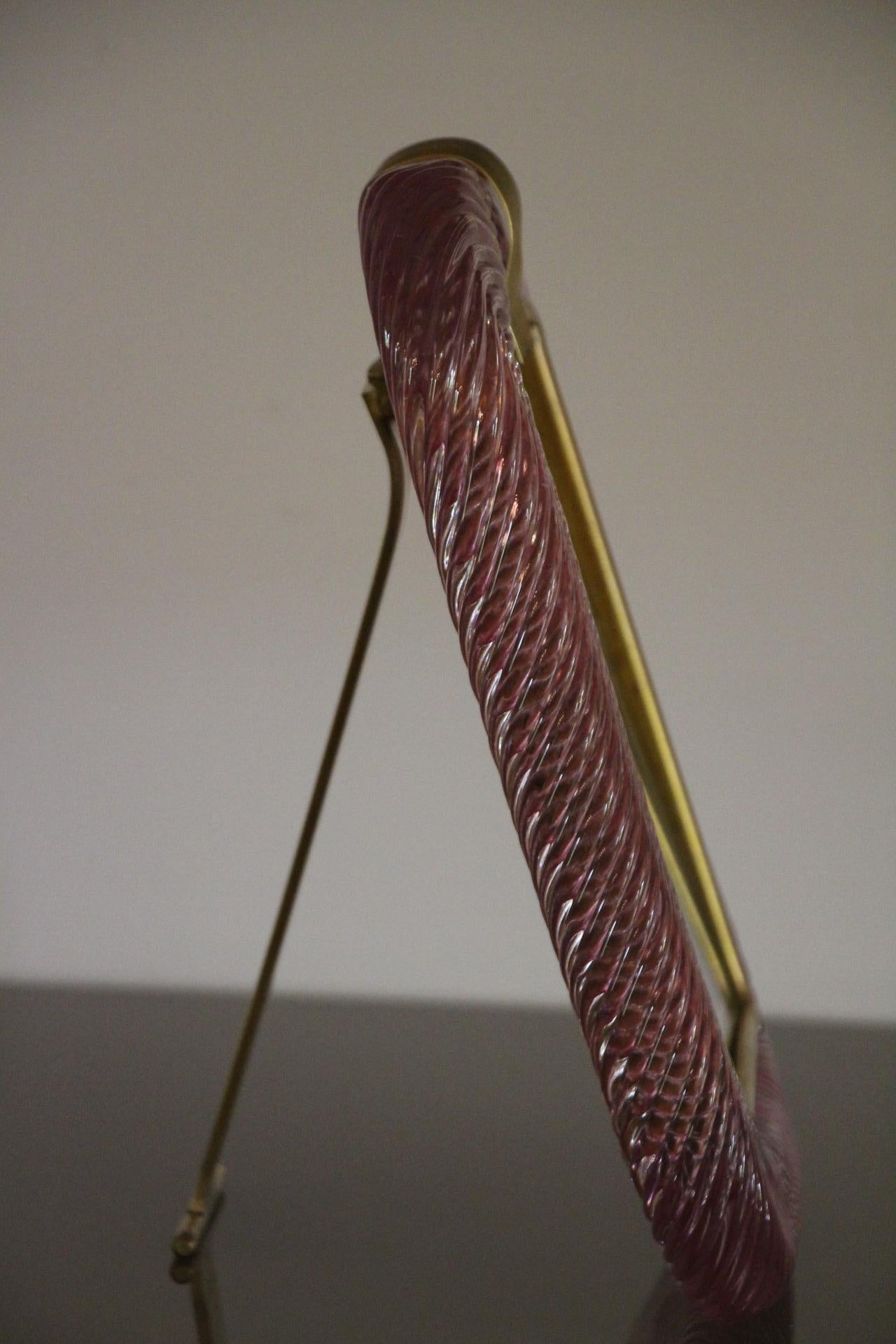 Dieser schöne vertikale Fotorahmen ist rein in der vénitien Glasherstellung  Die Technik, die verwendet wird, um diesen reichen gedrehten Seileffekt zu erzielen, wird 