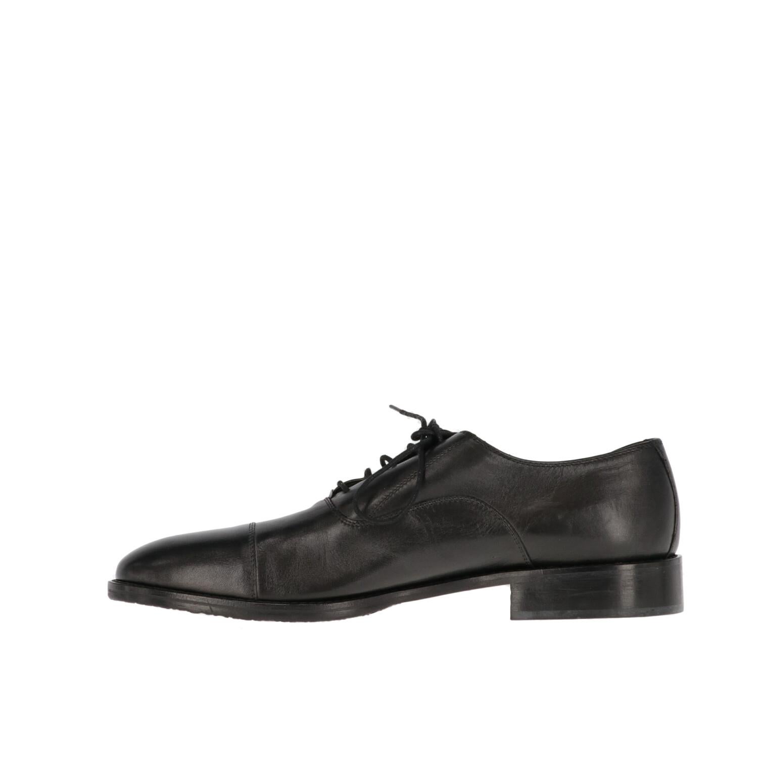 Pollini black genuine leather classic lace-up shoes. Oxford model with tone on tone shoe laces, high shine finish cap toe stitching and round toe.

The shoes are new but show very light wrinkles on the leather, as shown in the pictures.

Years: