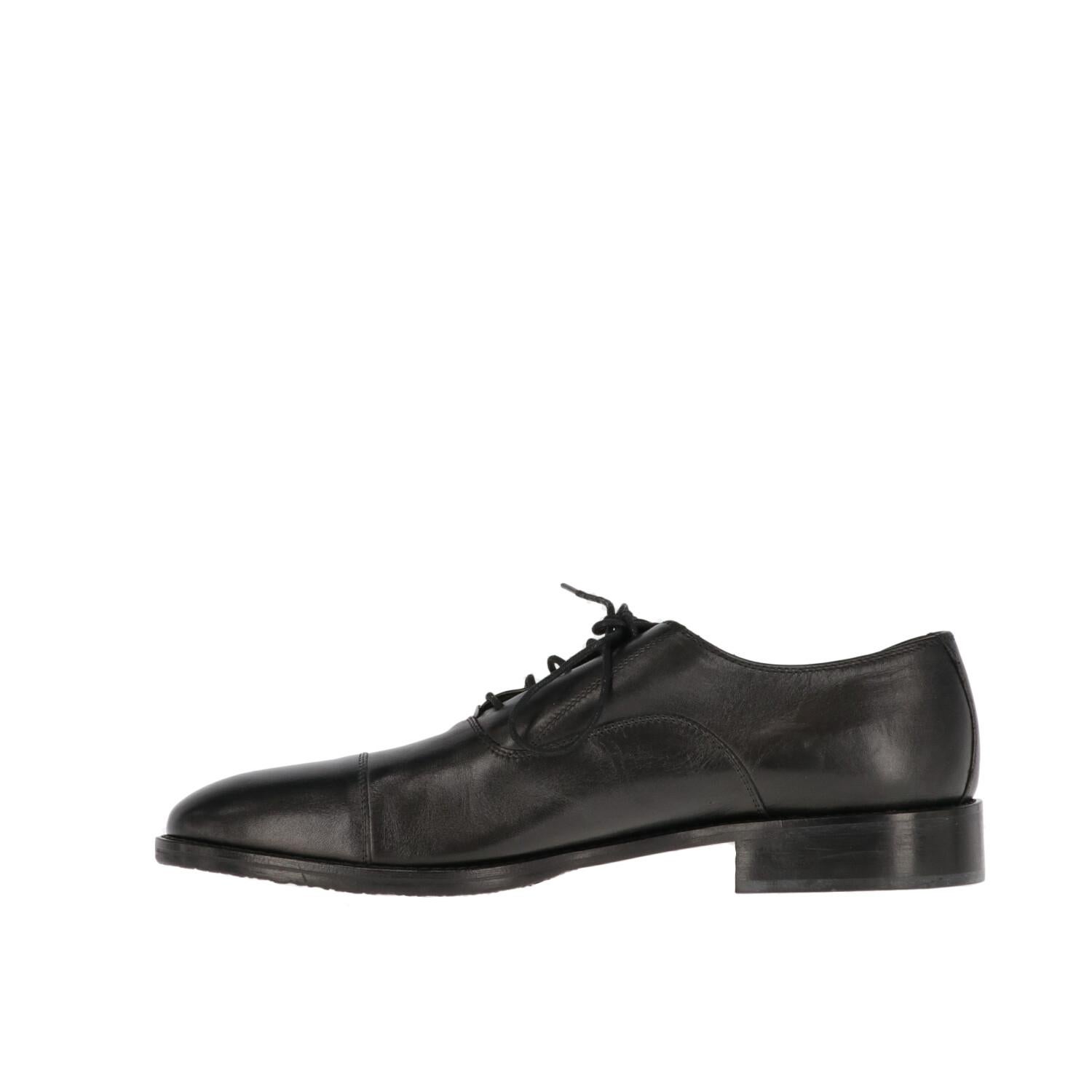 Pollini black genuine leather classic lace-up shoes. Oxford model with tone on tone shoe laces, high shine finish cap toe stitching and round toe.

Size: 44 EU

Heel: 2,8 cm
Insole lenght: 30 cm

Product code: X0166

Notes: The shoes are new but