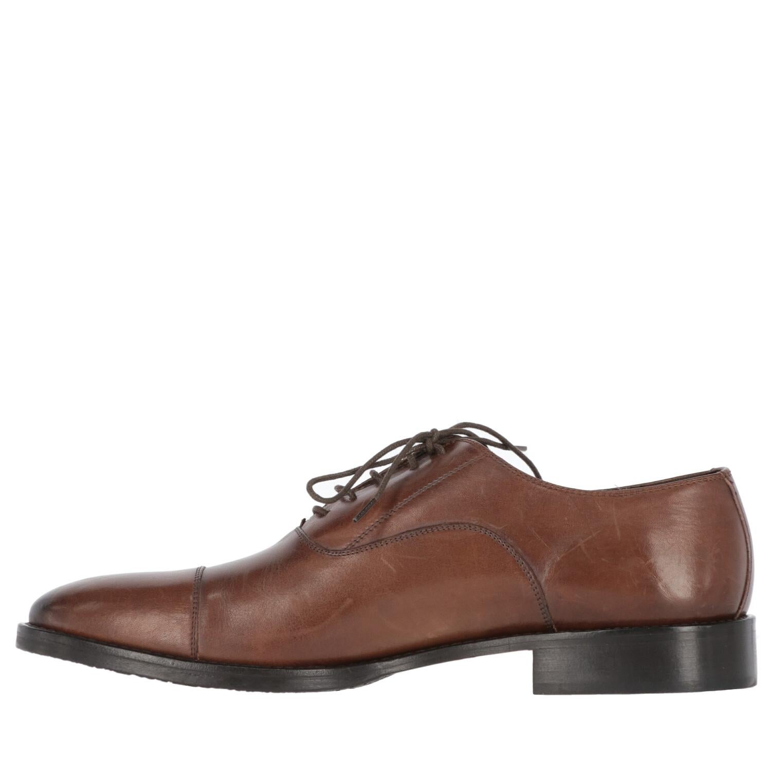 A.N.G.E.L.O. Vintage - ITALY
Pollini brown leather classic lace-up shoes. Oxford model with tone on tone shoe laces, high shine finish cap toe stitching and dark round toe.

The shoes are new but show very light scratches on the leather, as shown in