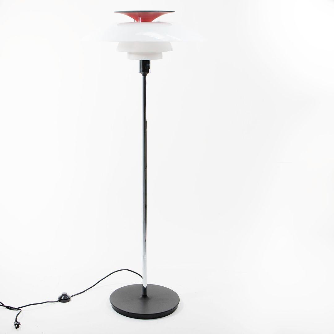 Ésta es una lámpara de pie PH 80, diseñada por Poul Henningsen para Louis Poulsen en 1974. Esta lámpara en concreto data de la década de 2000. La lámpara de pie PH 80 se compone de una base negra con vástago de acero cromado, y tiene pantallas