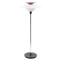2000s Poul Henningsen para Louis Poulsen PH80 Lámpara de pie con acento rojo