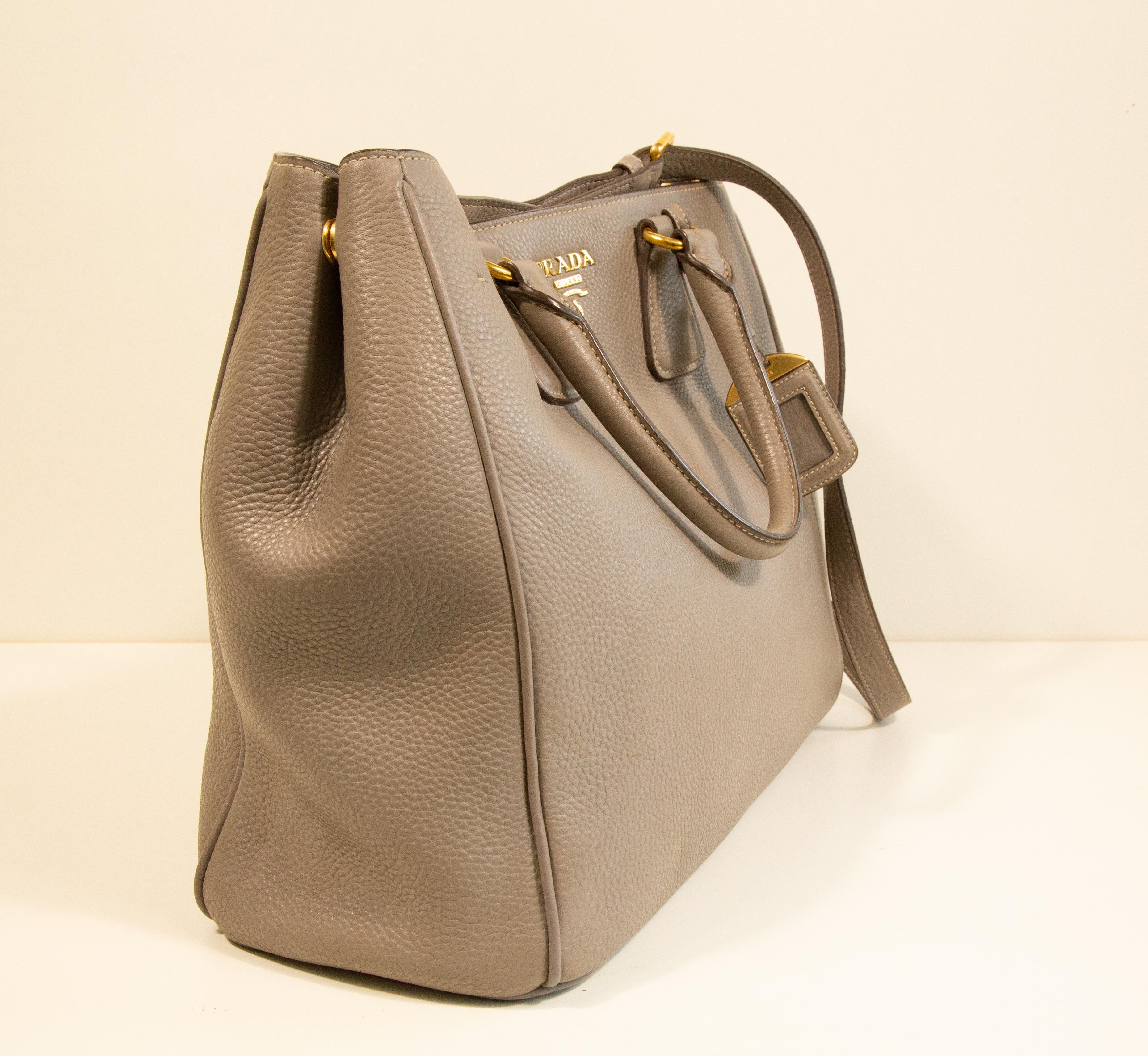 2000s Prada 2 Way Top Handle/Shoulder Bag in Gray Leather In Good Condition For Sale In Arnhem, NL