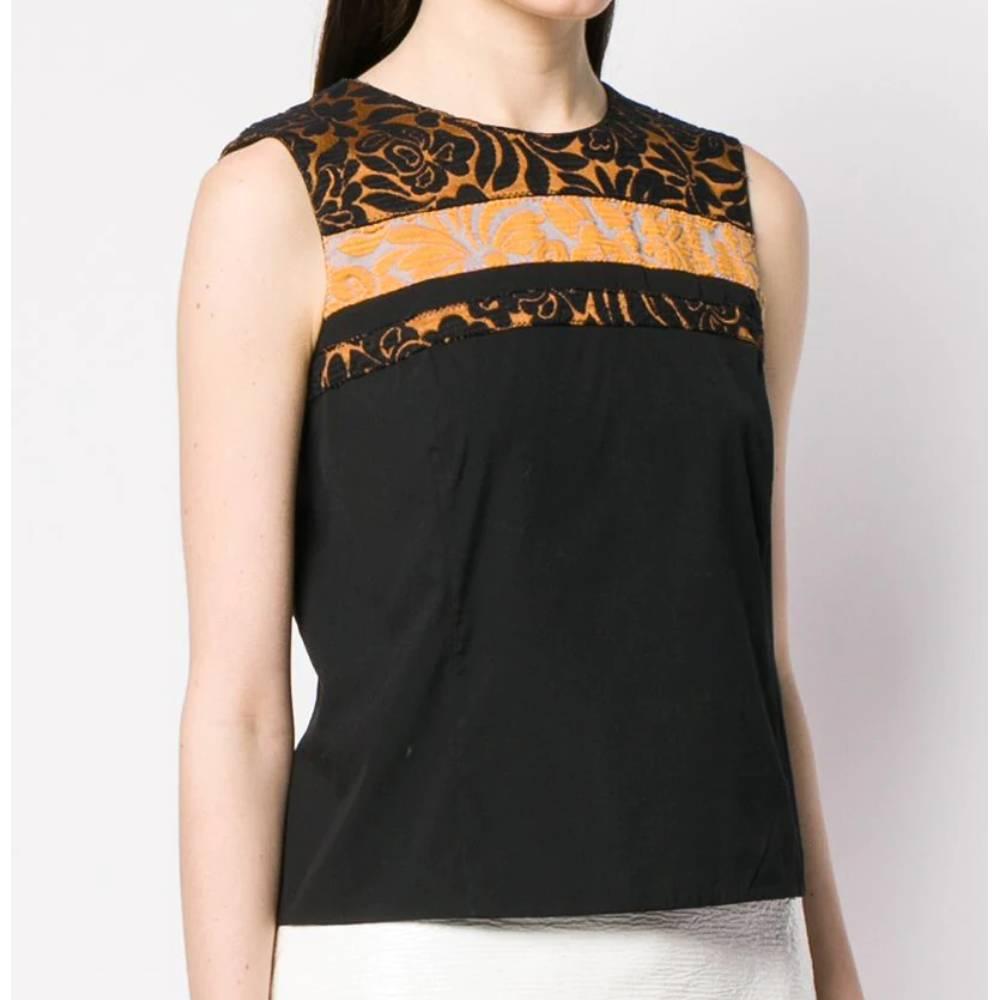 Prada top in black cotton blend fabric with orange embroidery, crew neck, sleeveless and hidden zip closure on the back.

Years: 2000s

Made in Italy

Size: 42 IT

Linear measures 

Bust: 45 cm
Shoulders: 36 cm