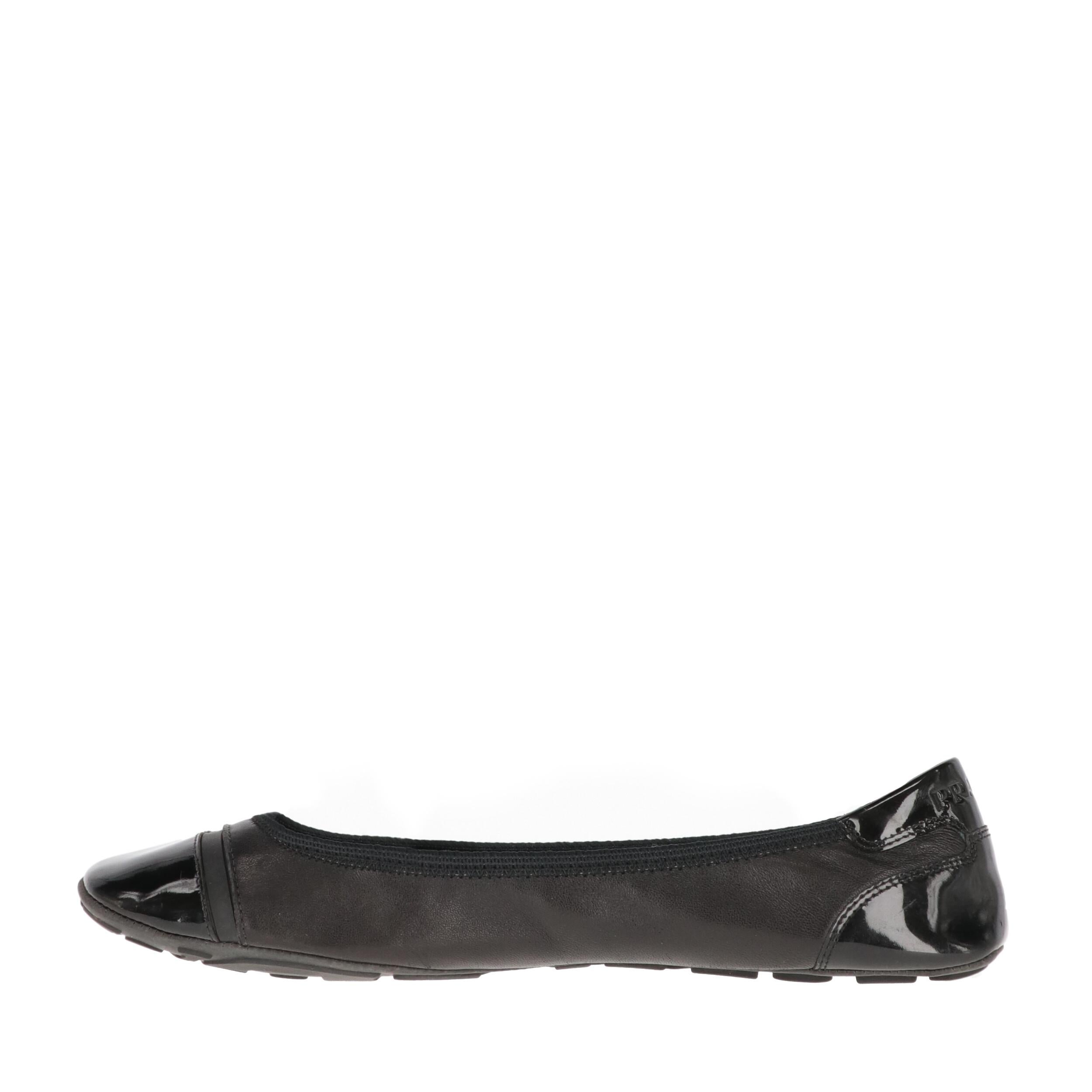 Prada black leather elastic ballet flats. Toe and heel in patent leather and logo.
Years: 2000s

Made in Italy

Size: 37 EU

Length insole: 25 cm