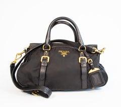 Bolso Prada de los años 2000, de nailon negro y piel, con dos formas de llevarlo