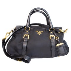 Bolso Prada de los años 2000, de nailon negro y piel, con dos formas de llevarlo