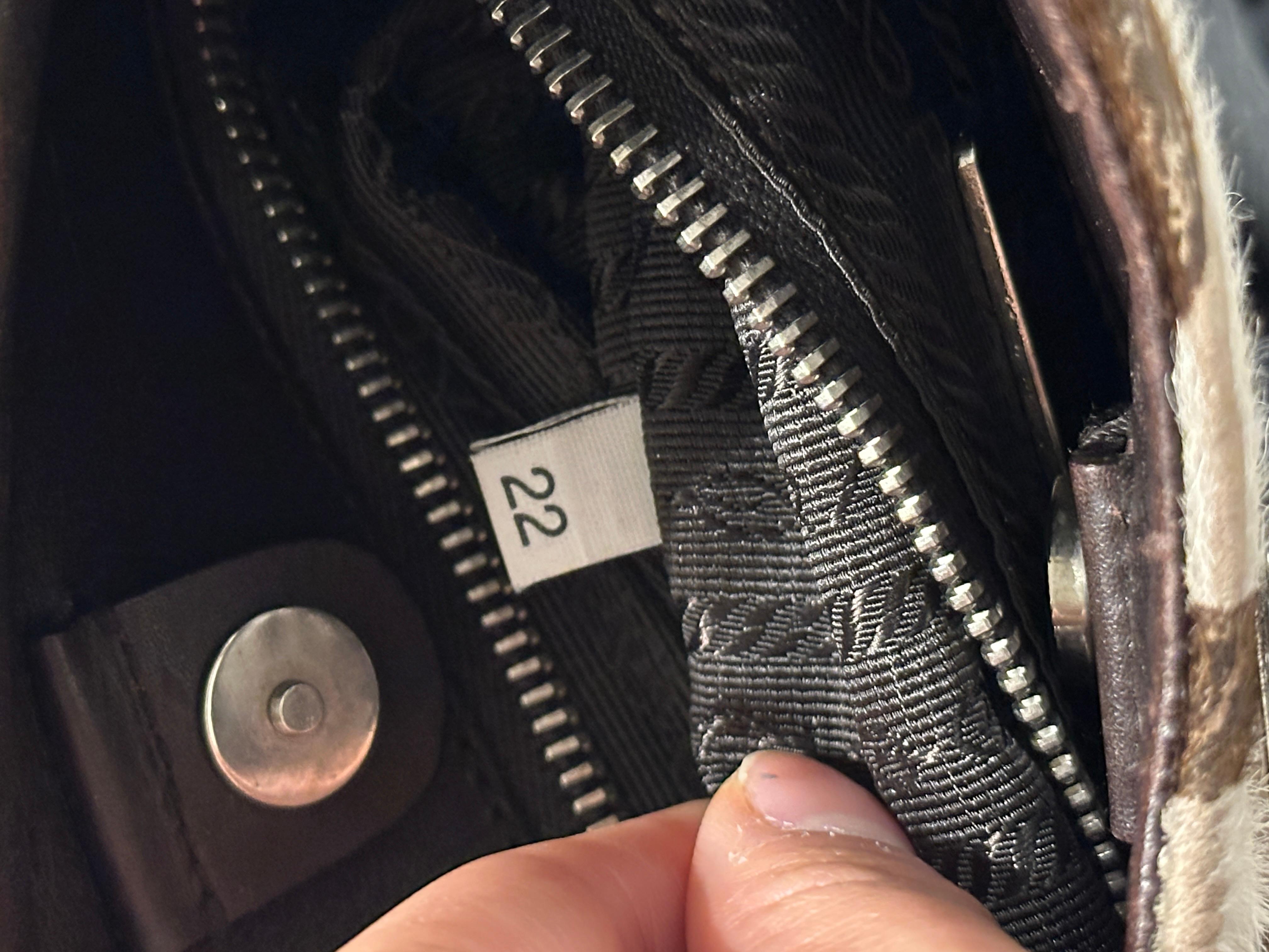 2000s Prada borsa a spalla in cavallino zebrato con inserti in pelle in vendita 8