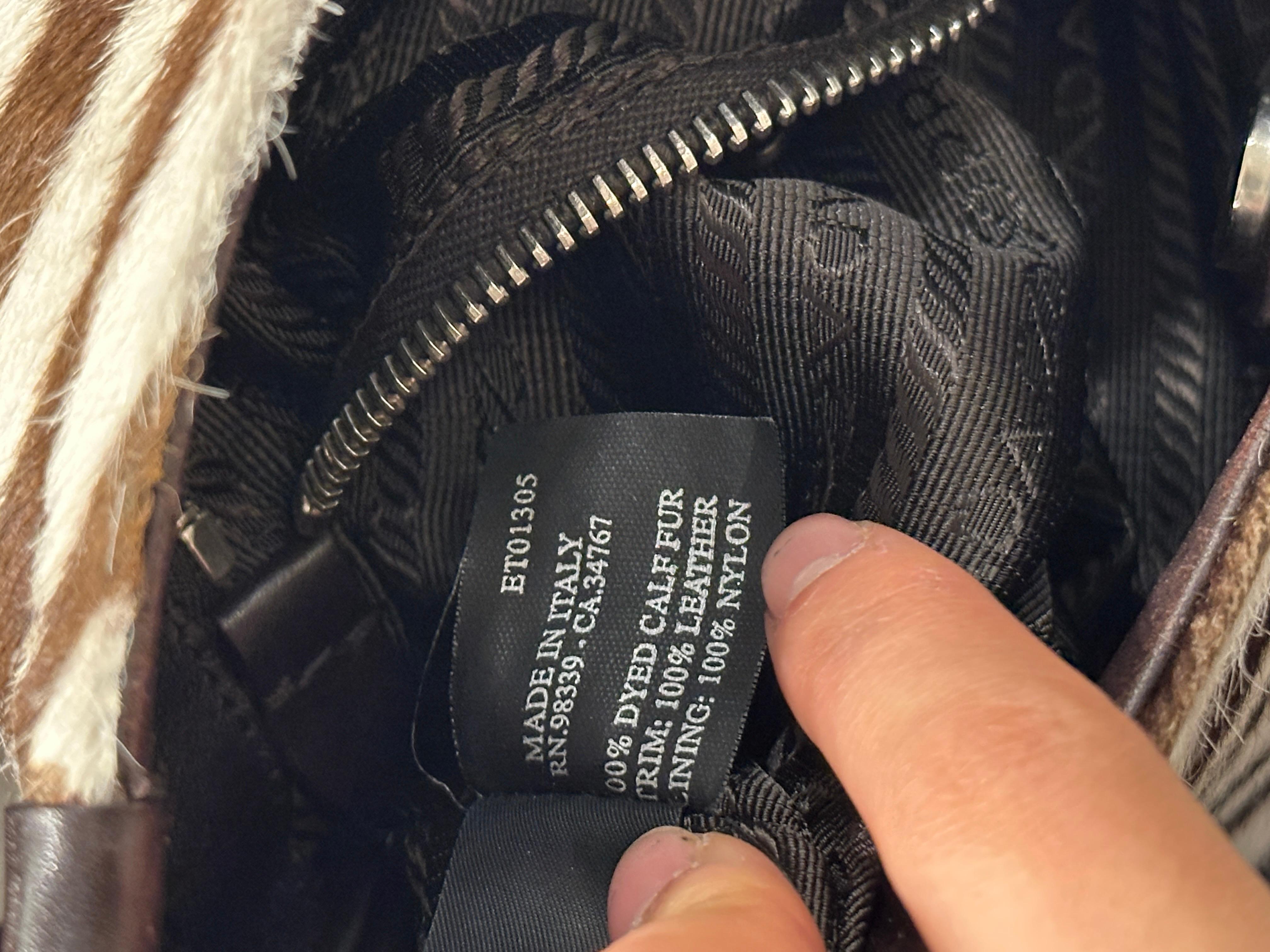 2000s Prada borsa a spalla in cavallino zebrato con inserti in pelle in vendita 10