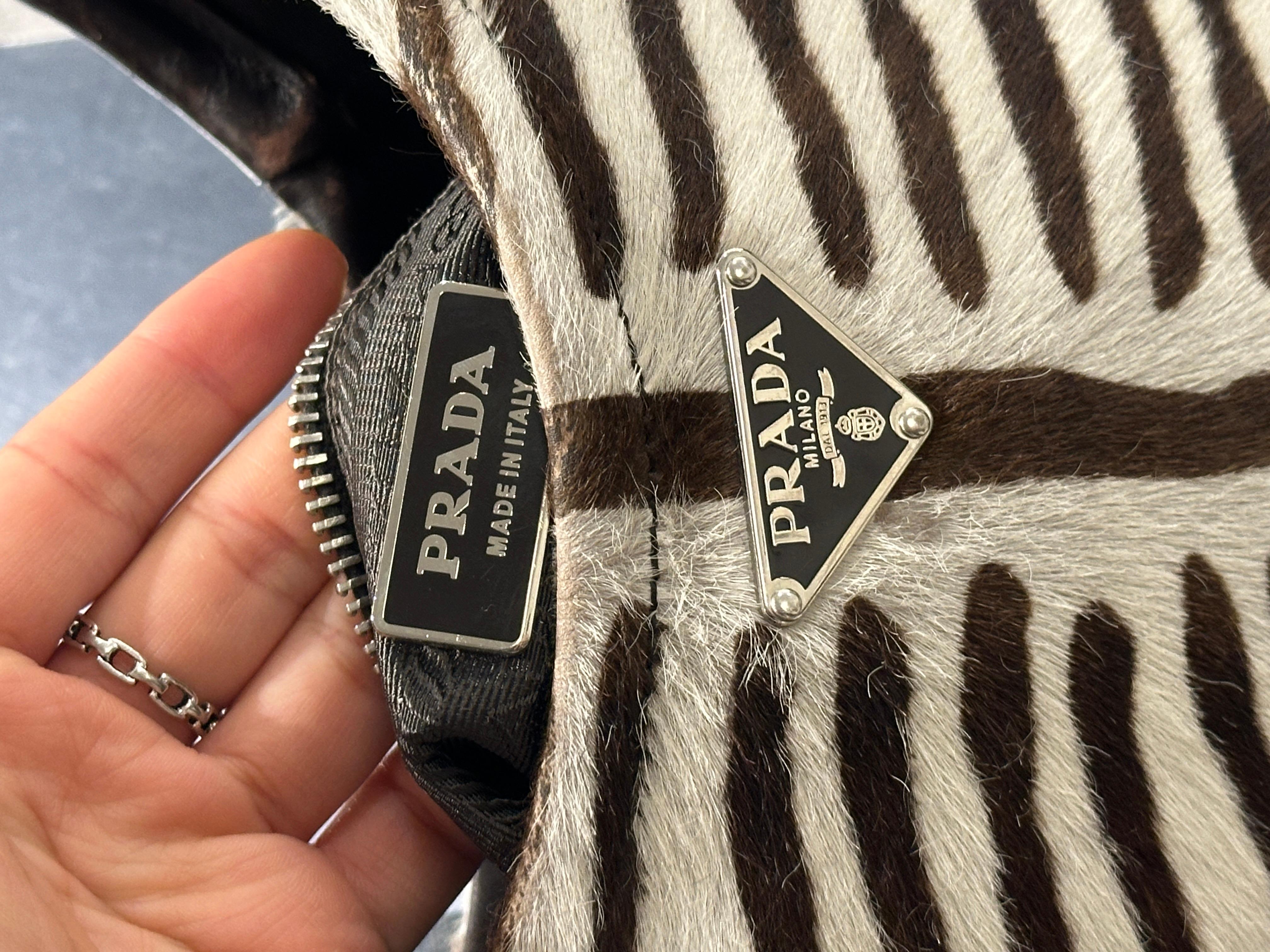 2000s Prada borsa a spalla in cavallino zebrato con inserti in pelle in vendita 11