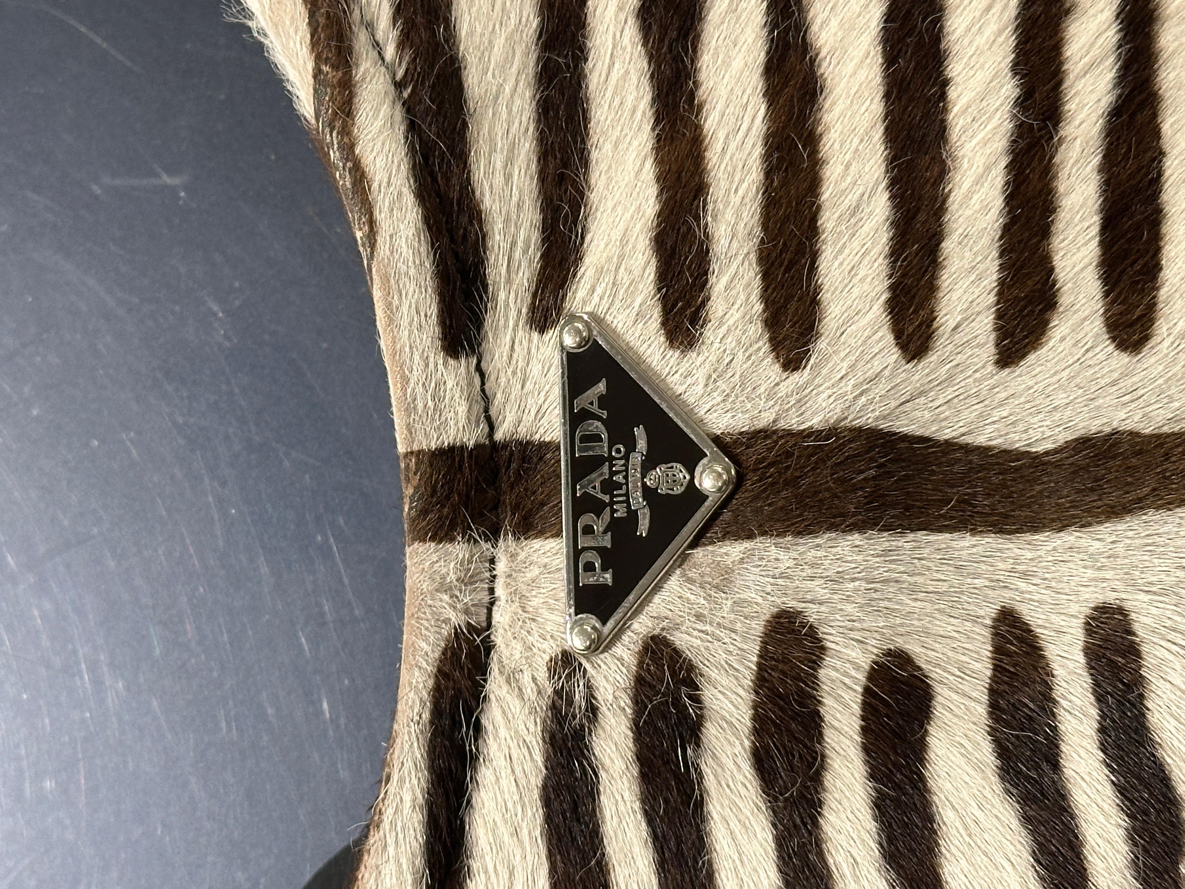 2000s Prada borsa a spalla in cavallino zebrato con inserti in pelle in vendita 12