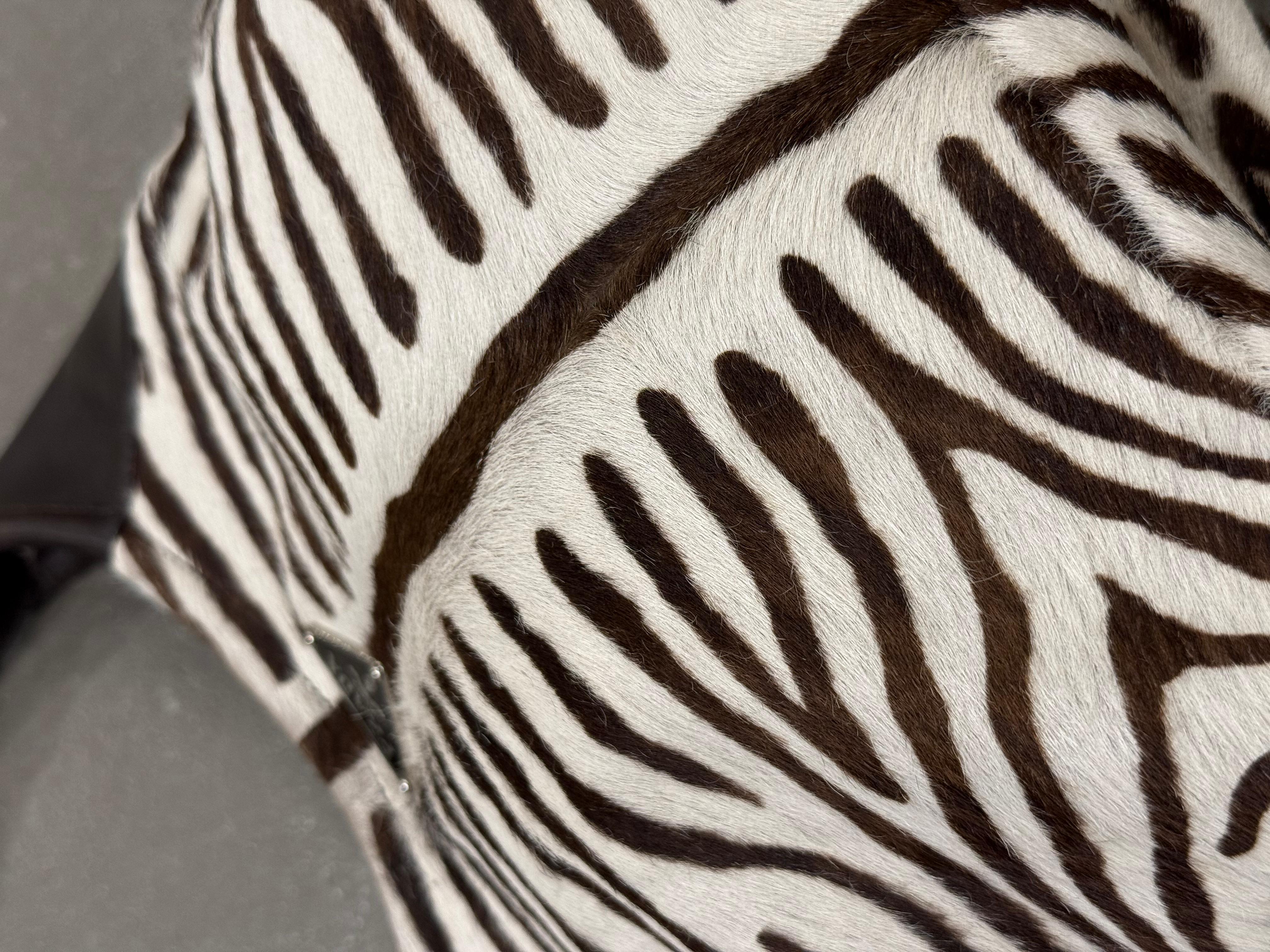 da uomo o donna 2000s Prada borsa a spalla in cavallino zebrato con inserti in pelle in vendita