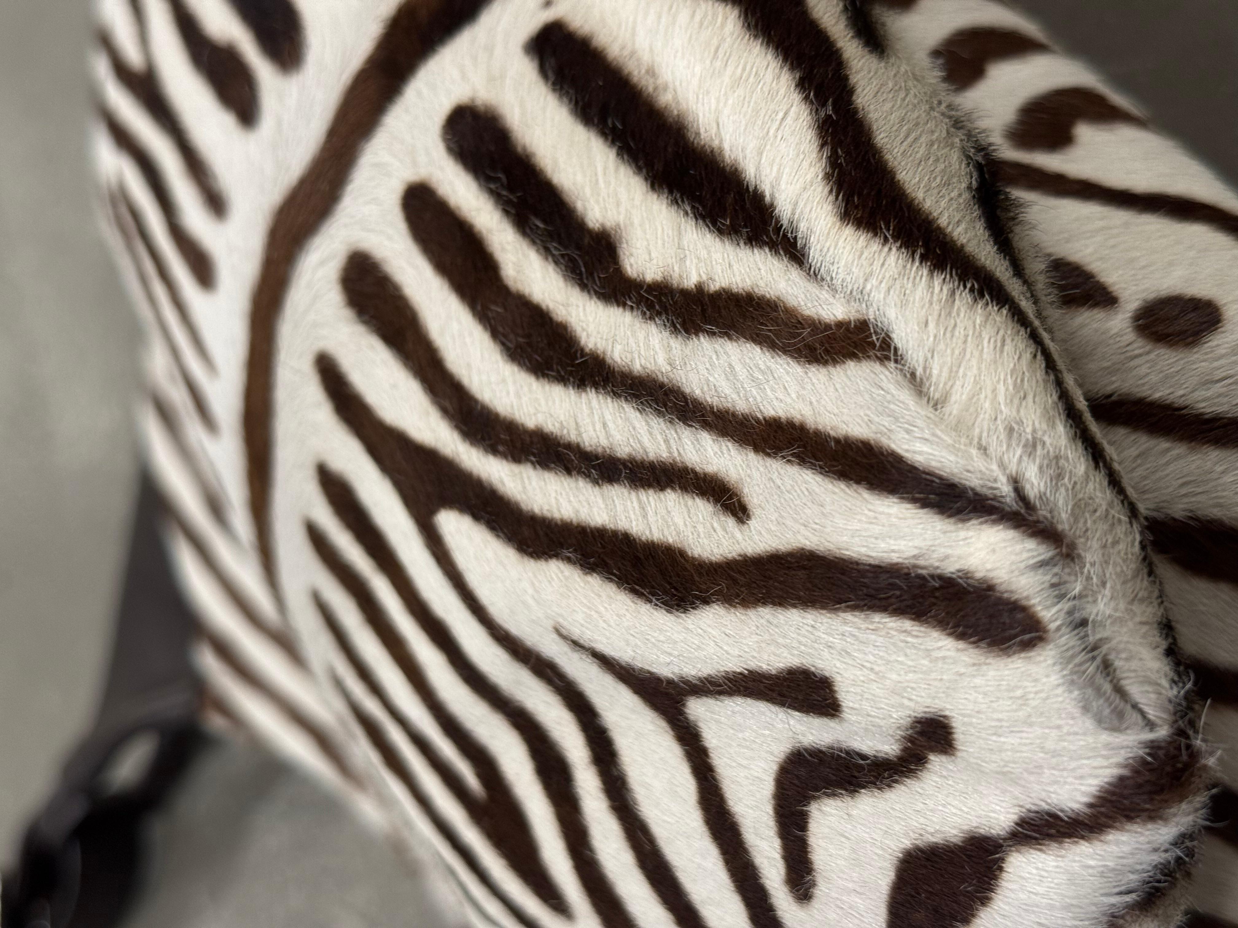 2000s Prada borsa a spalla in cavallino zebrato con inserti in pelle in vendita 4