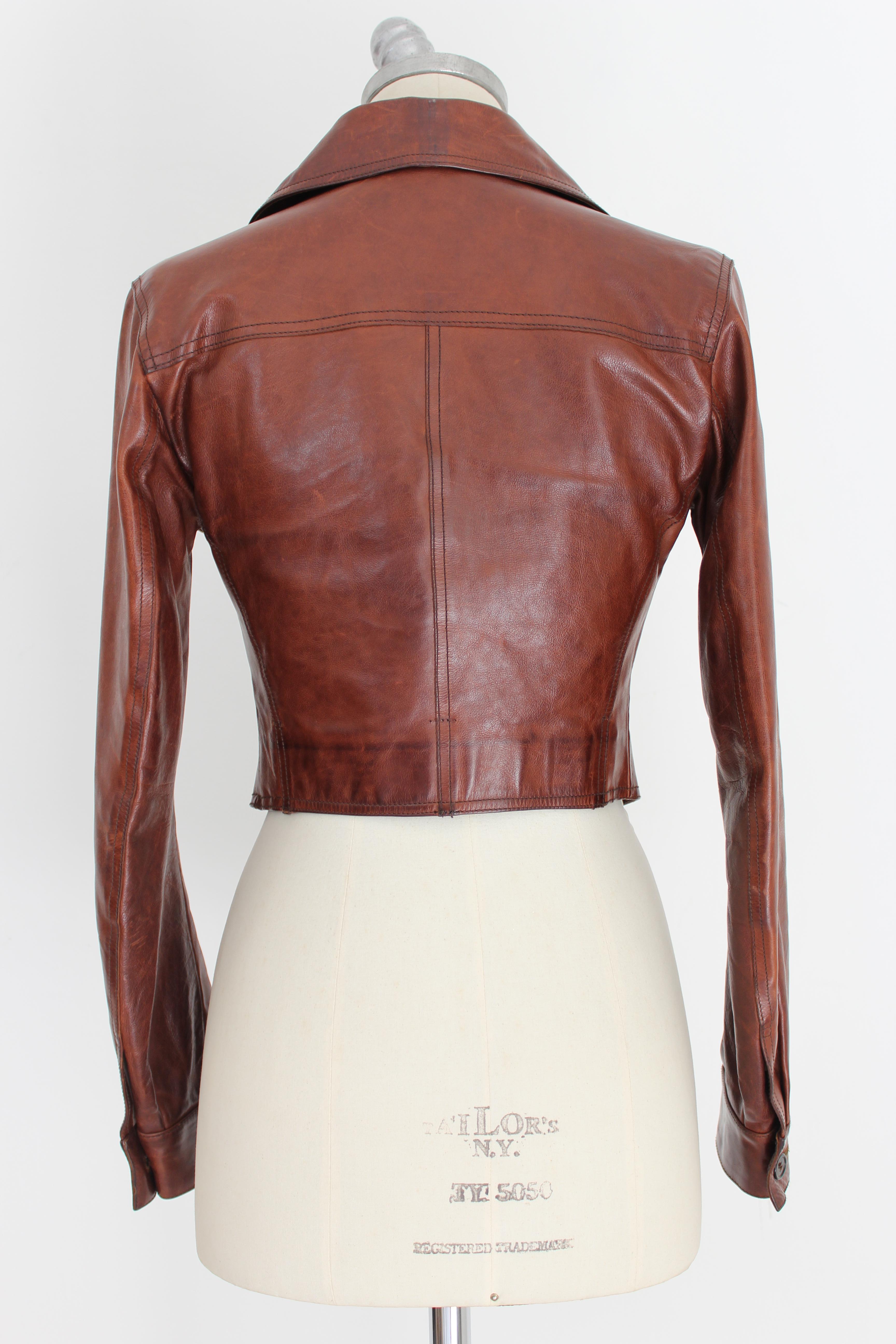 Prada cropped  jacket women's 2000s. Waist  model, brown, 100% leather. Wide collar, button closure, two chest pockets. Made in Italy. Excellent vintage condition. 

Size: 42 It 8 Us 10 Uk 

Shoulder: 42 cm
Bust/Chest: 42 cm 
Sleeve: 59 cm 
Length: