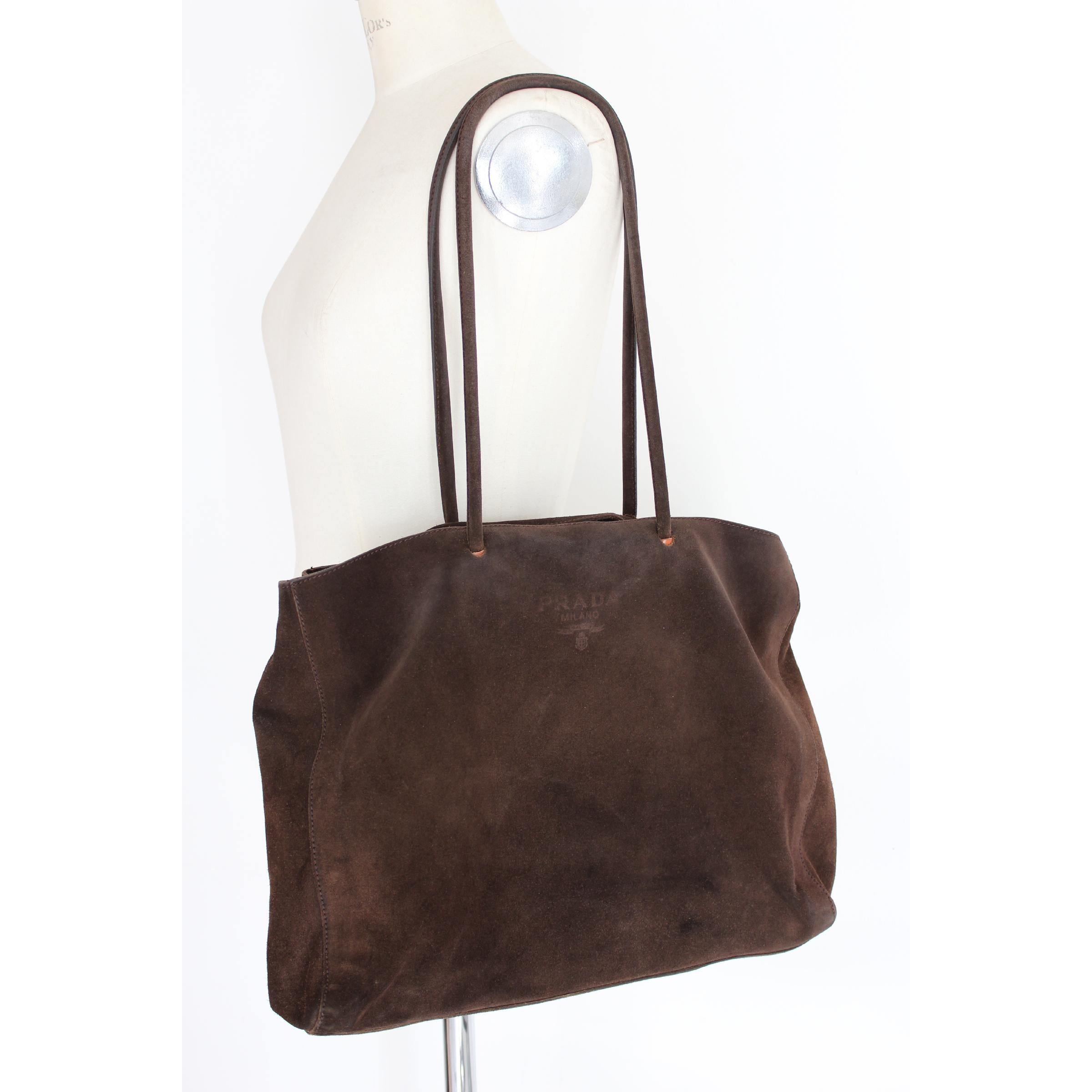 Prada vintage handbag. Brown color, 100% suede leather. Soft shopper model. Inside there are dividers with pockets. 2000s. Made in Italy. Very good vintage condition, with some signs of use. Present internal code: 25

Height: 32 cm
Width: 48