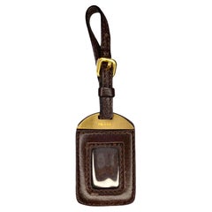 Etiquette de bagage en cuir brun chocolat de Prada datant des années 2000 et dotée d'accessoires en or