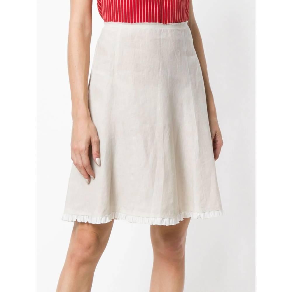Prada flared skirt in ivory linen. Model with high waist, side closure with zip and hook.

The skirt has small frontal halos as shown in the pictures.

Years: 2000s 

Made in Italy 

Size: 42 IT

Flat measurements 

Height: 55 cm
Waist: 38 cm