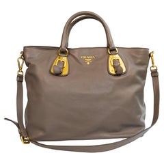 Sac Prada en cuir gris des années 2000, à double usage
