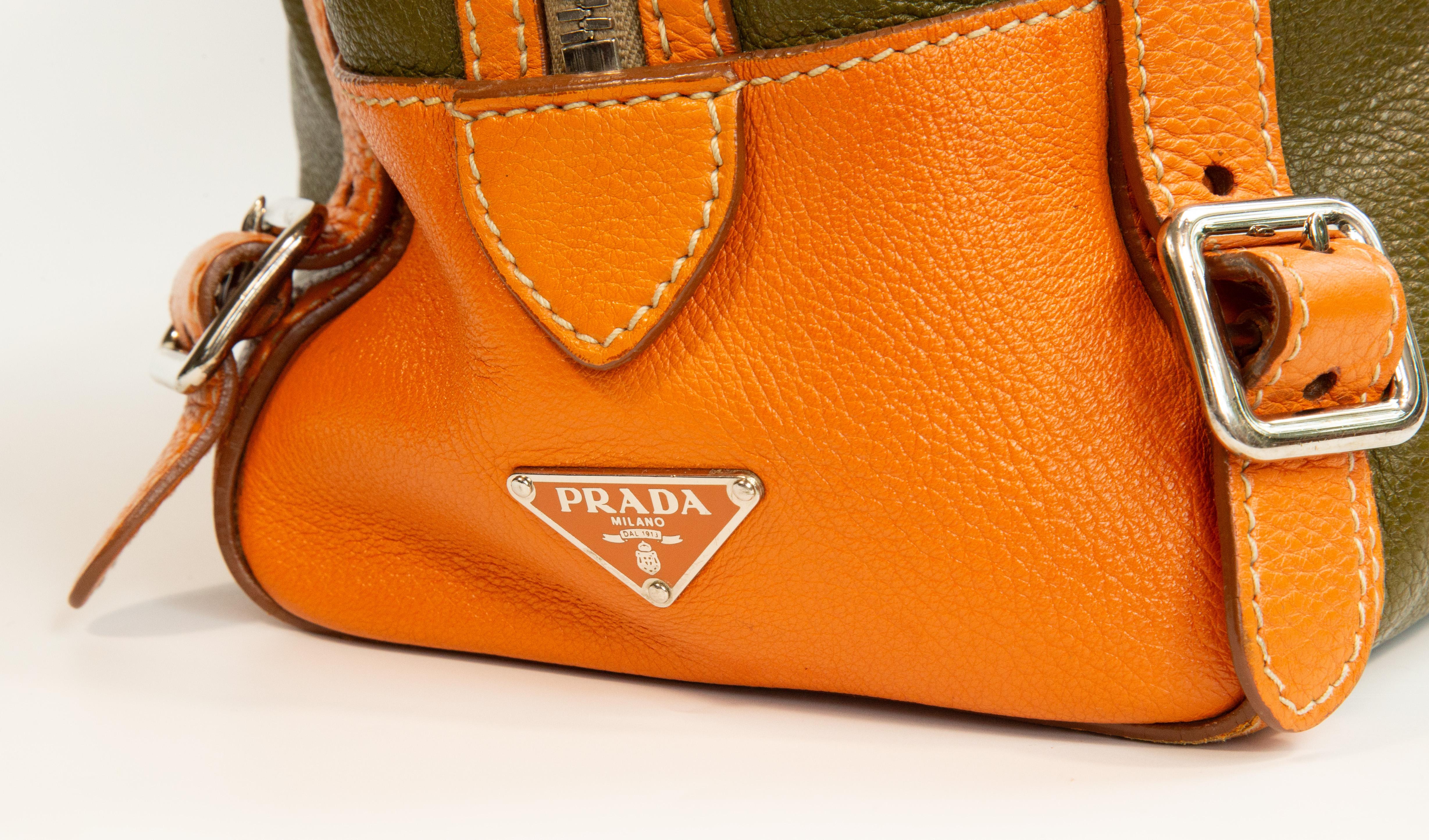 2000s Prada Green and Orange Leather Shoulder Bag In Good Condition For Sale In Arnhem, NL