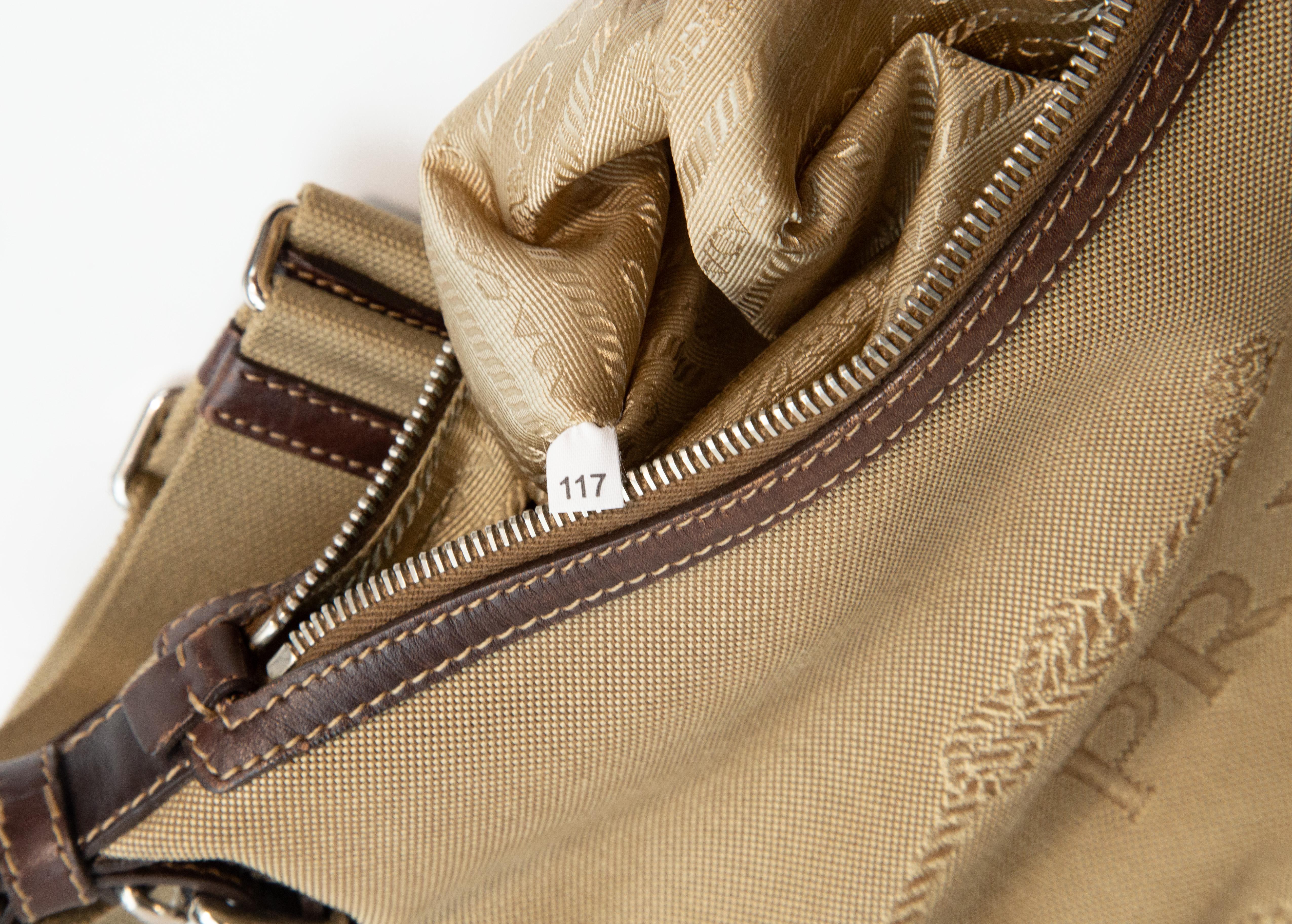 Borsa a tracolla in pelle e Jaquard di Prada degli anni 2000 in vendita 12