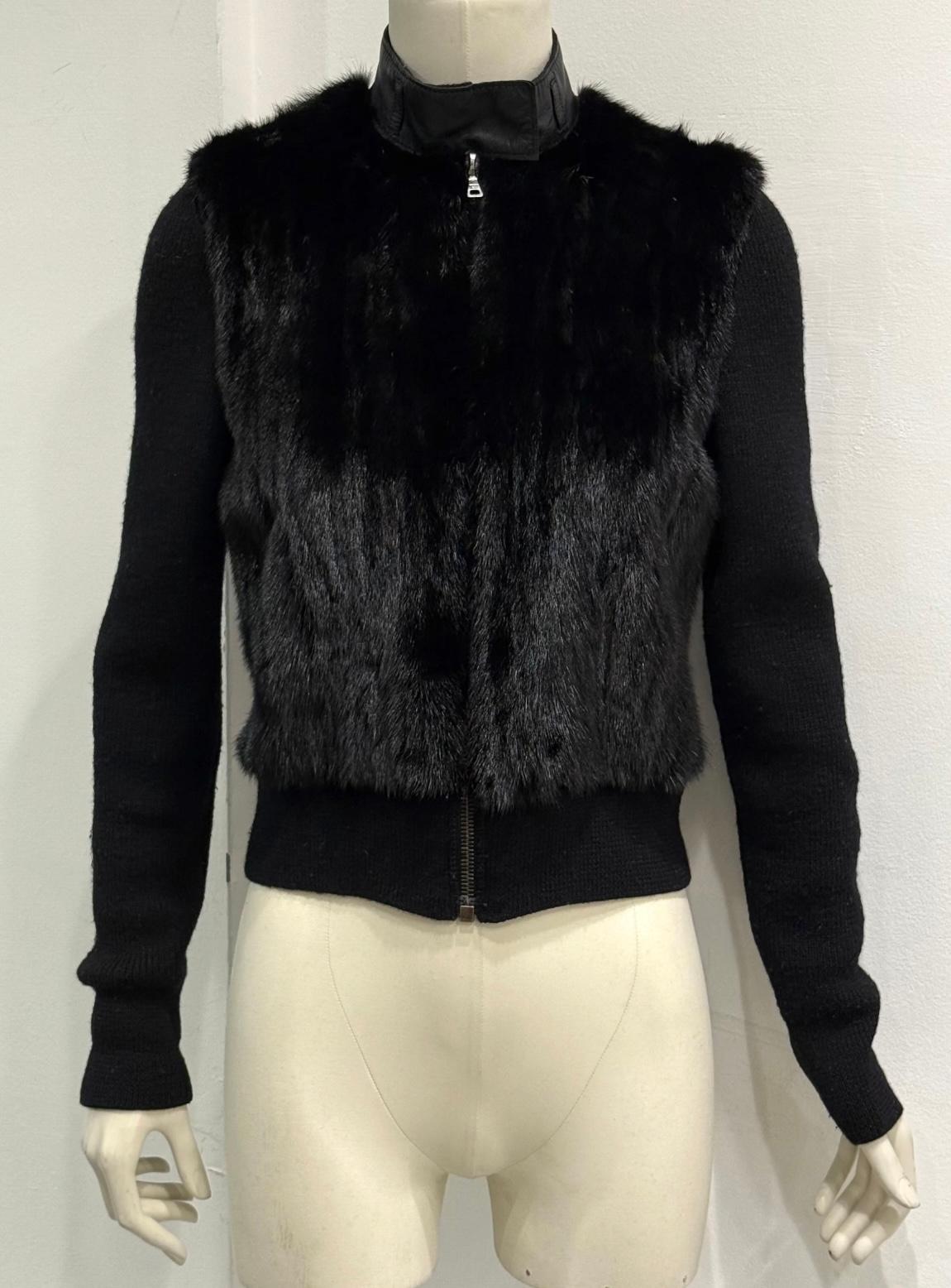 cardigan en fourrure de vison Prada des années 2000

Luxueux cardigan Prada des années 2000 combinant des manches et un dos en maille de laine douce avec un panneau frontal en fourrure de vison véritable. Doté d'une fermeture zippée et de finitions