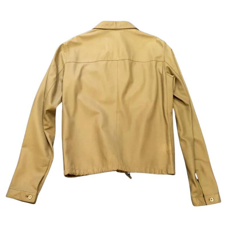 Étonnante veste chemise en cuir nappa de Prada en marron clair/ beige, poche frontale, fermeture par boutons frontaux, manches longues.
Taille : Italien 40 En très bon état
1990s