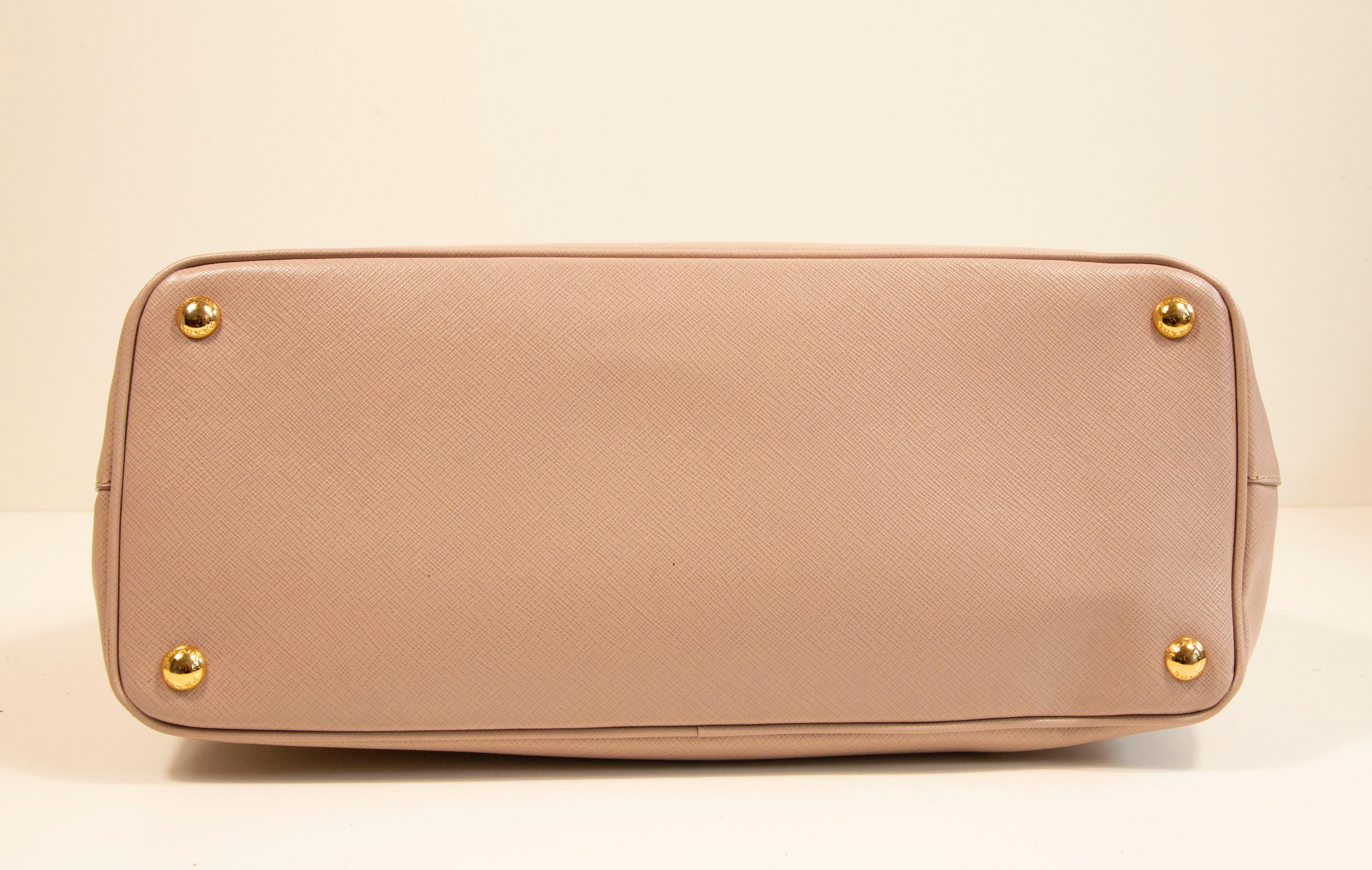 2000s Prada Nude Saffiano Leather Galleria Top Handle Bag In Excellent Condition For Sale In Arnhem, NL
