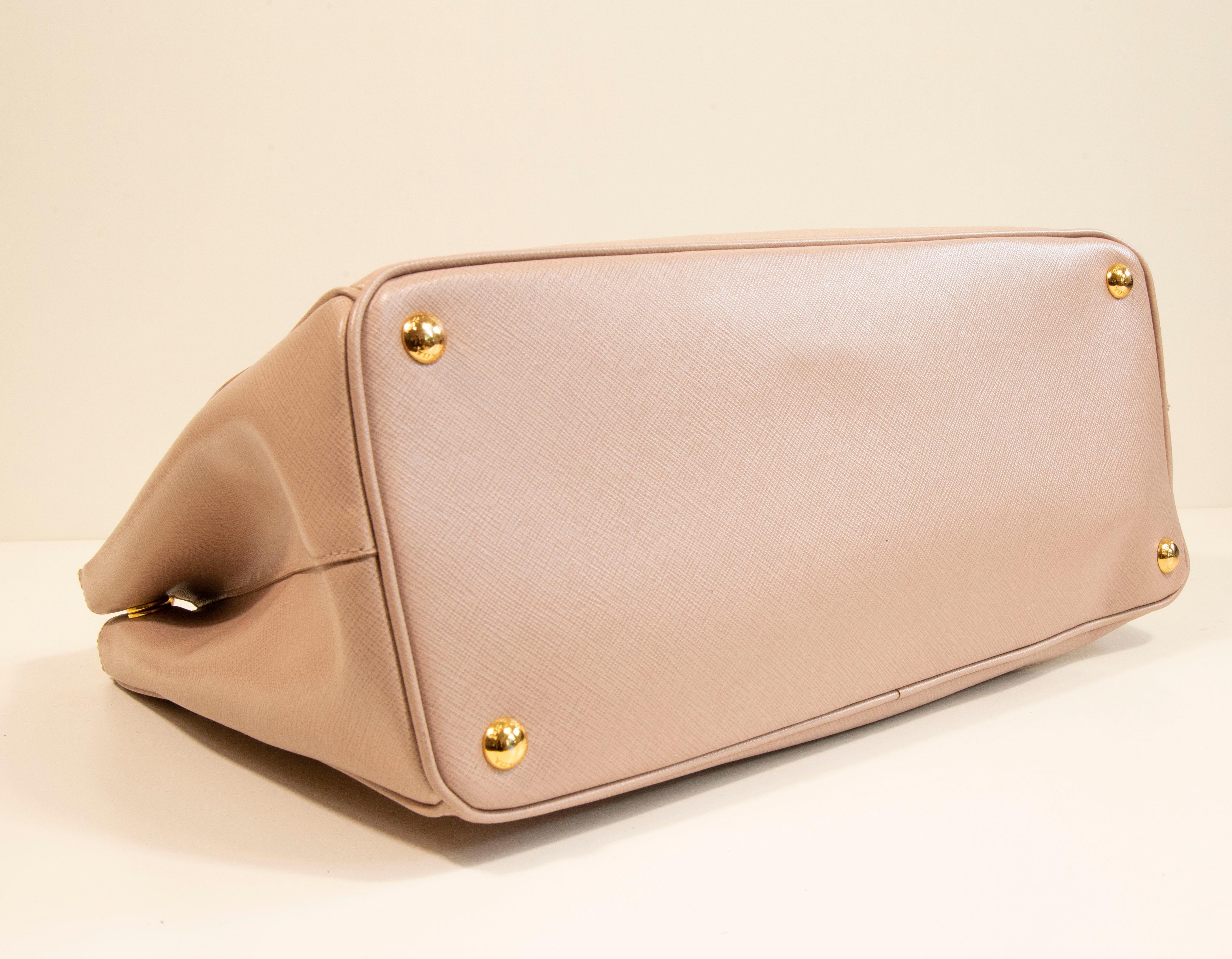 Women's or Men's 2000s Prada Nude Saffiano Leather Galleria Top Handle Bag For Sale