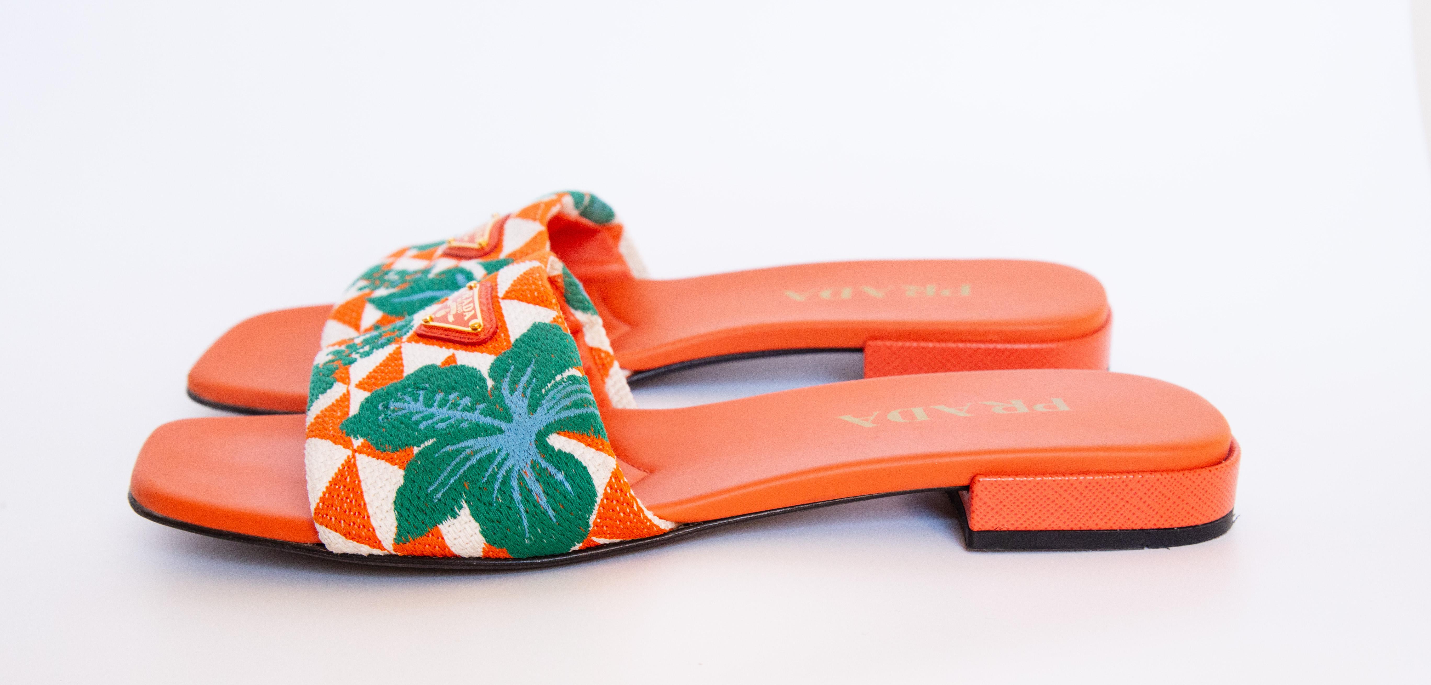 2000s Prada Orange Canvas and Leather Slides (Sandales en toile et cuir) Unisexe en vente