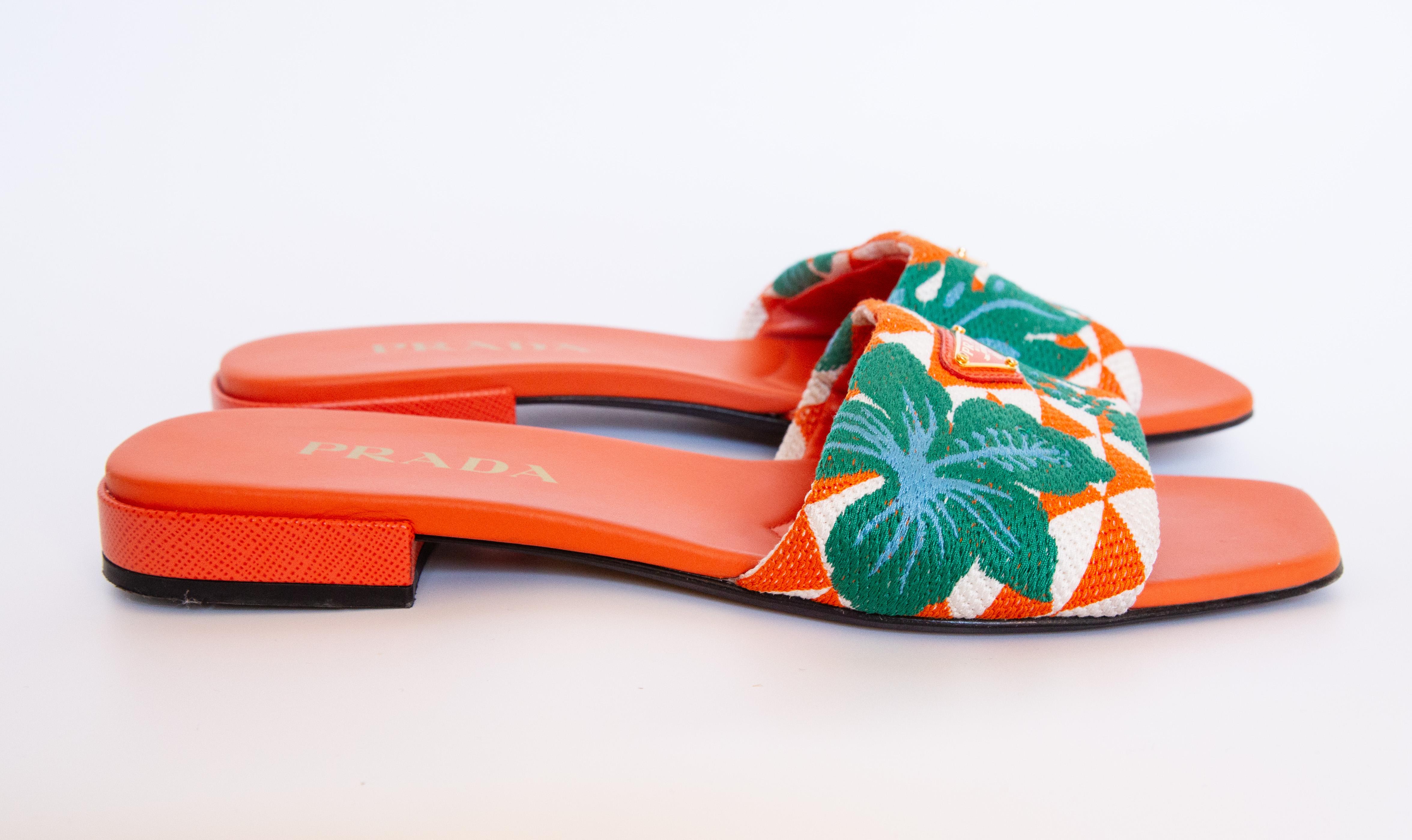 2000s Prada Orange Canvas and Leather Slides (Sandales en toile et cuir) en vente 2