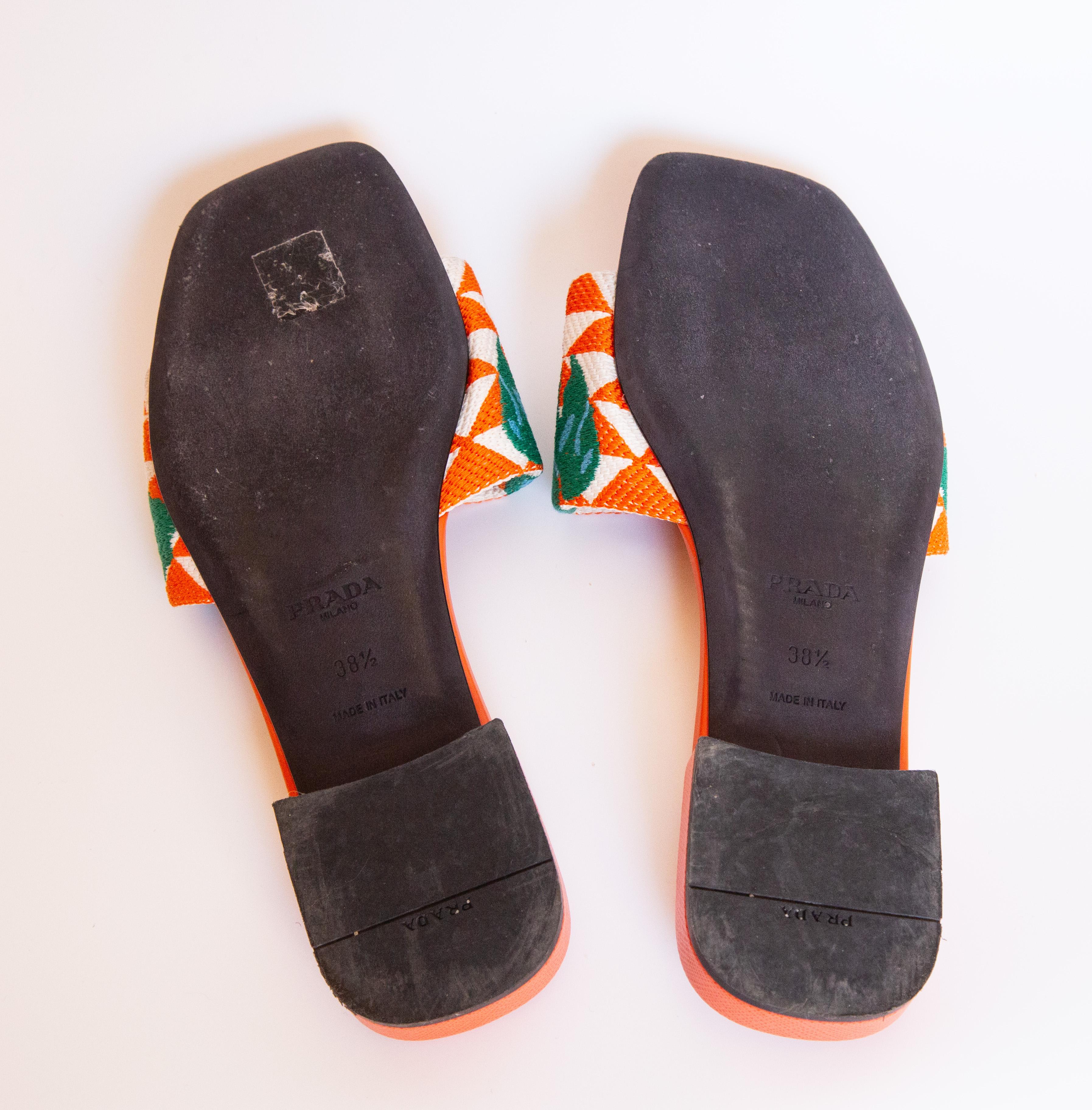 2000s Prada Orange Canvas and Leather Slides (Sandales en toile et cuir) en vente 4