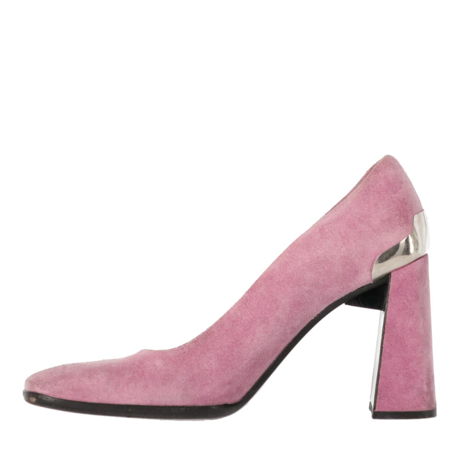 A.N.G.E.L.O. Vintage - ITALY
Prada pink suede pumps with logoed silver-tone metal detail on the heel. Square thick heel and square toe.

Item shows signs of wear on the leather and the sole, as shown in the pictures.
Years: 2000

Made in