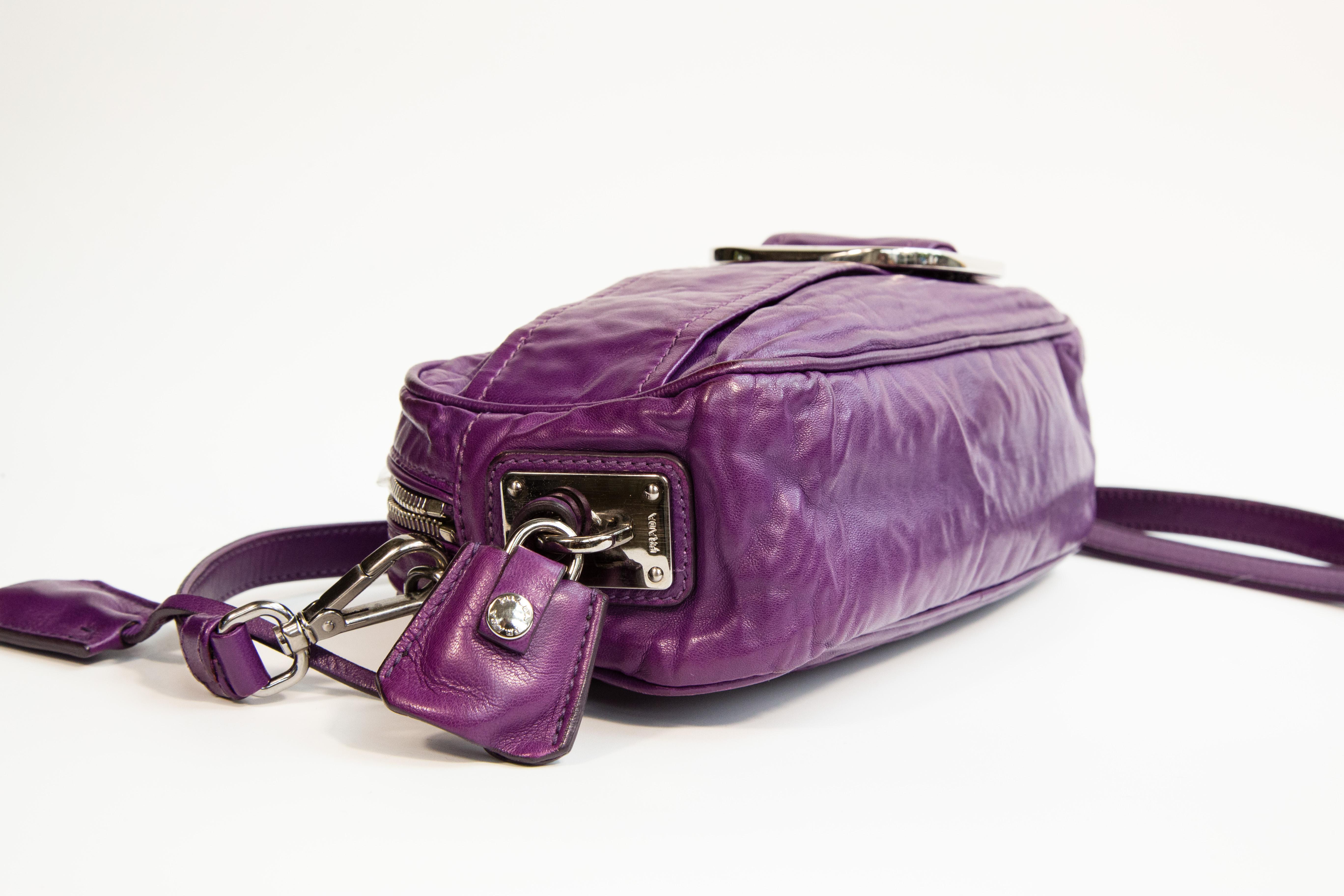 Borsa a tracolla in pelle viola di Prada degli anni 2000 Clutch in vendita 5