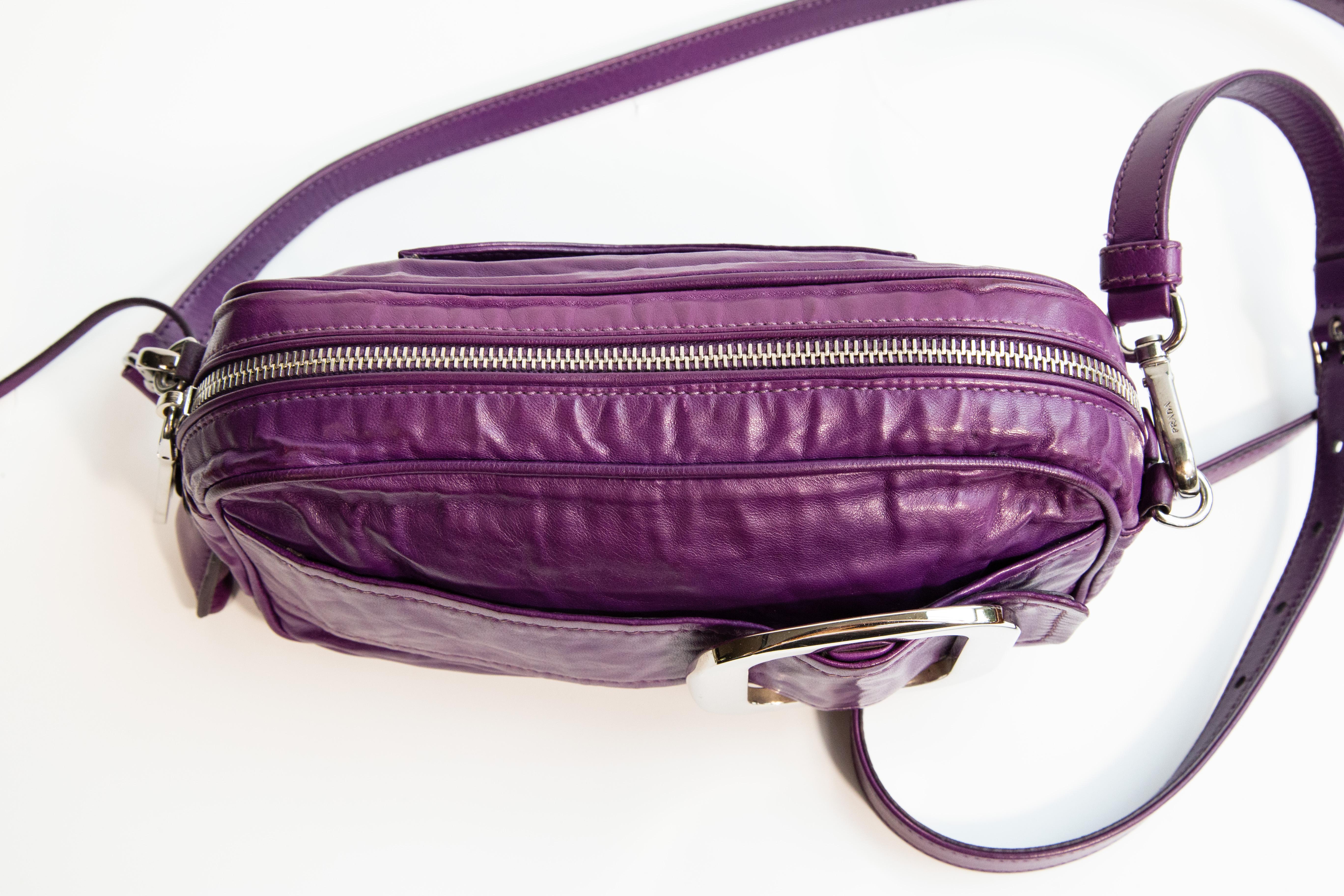 Borsa a tracolla in pelle viola di Prada degli anni 2000 Clutch in vendita 6