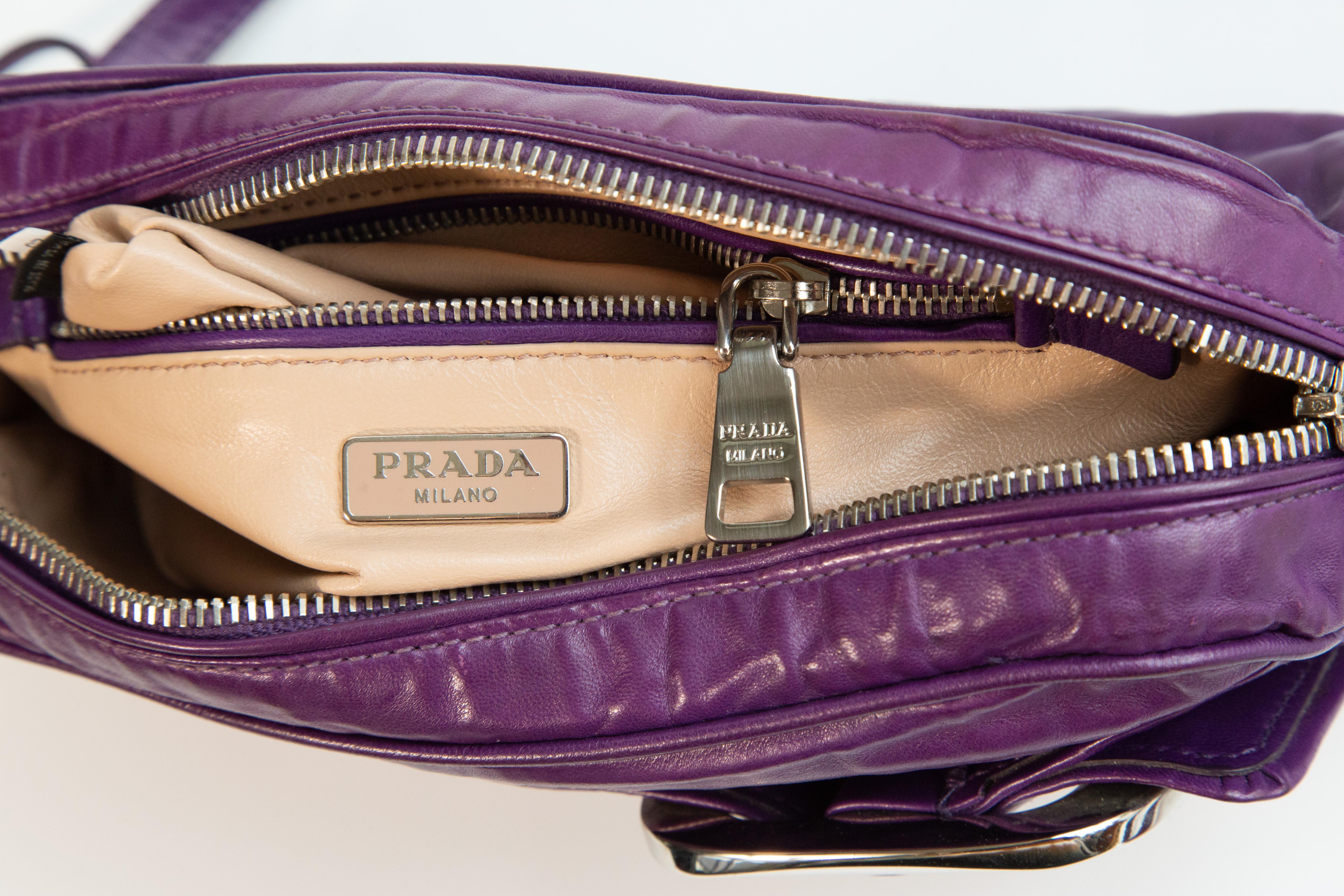 Borsa a tracolla in pelle viola di Prada degli anni 2000 Clutch in vendita 7